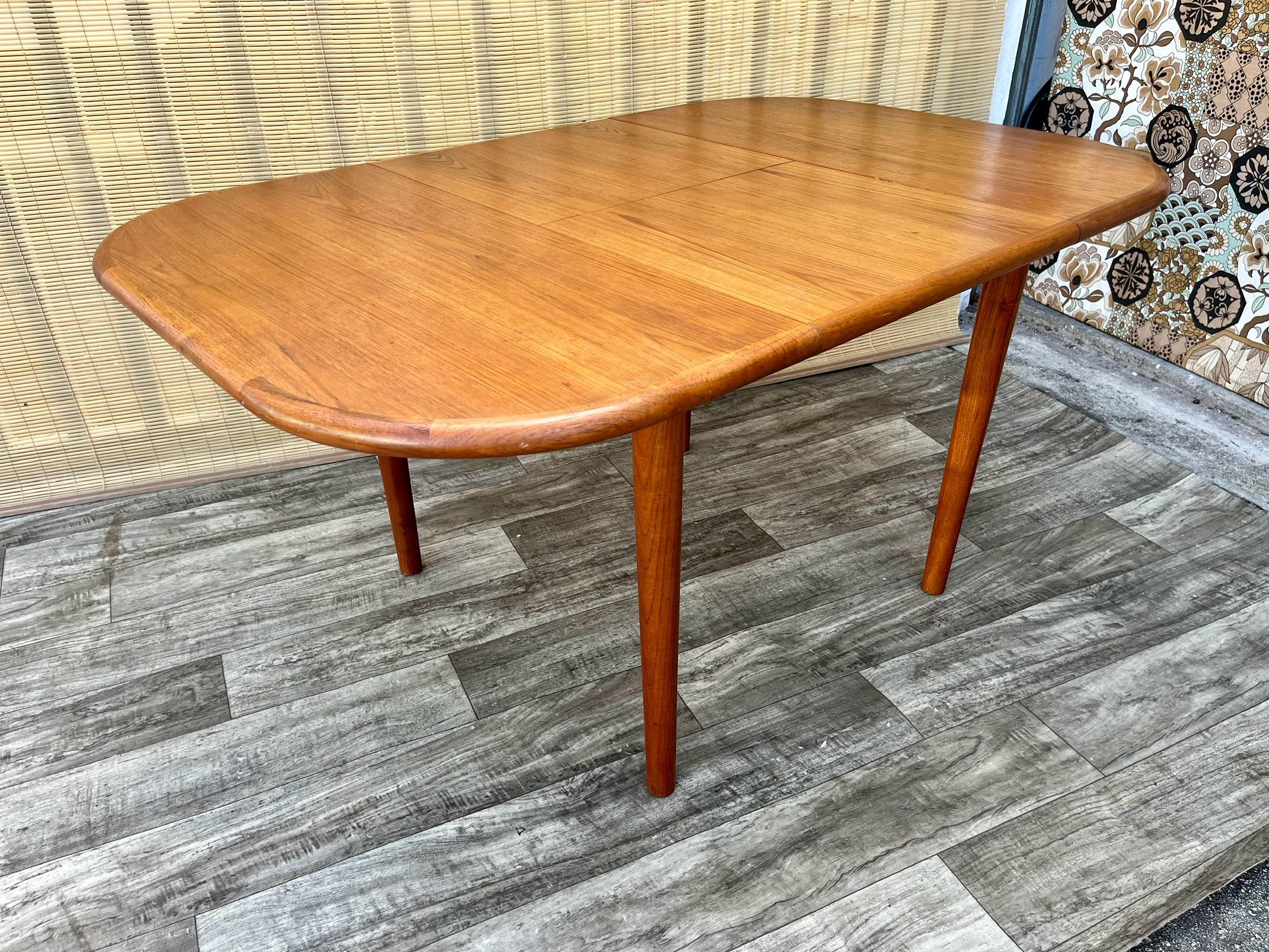 Mid Century Danish Modern Style Teak Extendable Dining Table. Circa 1970s In Good Condition In Miami, FL