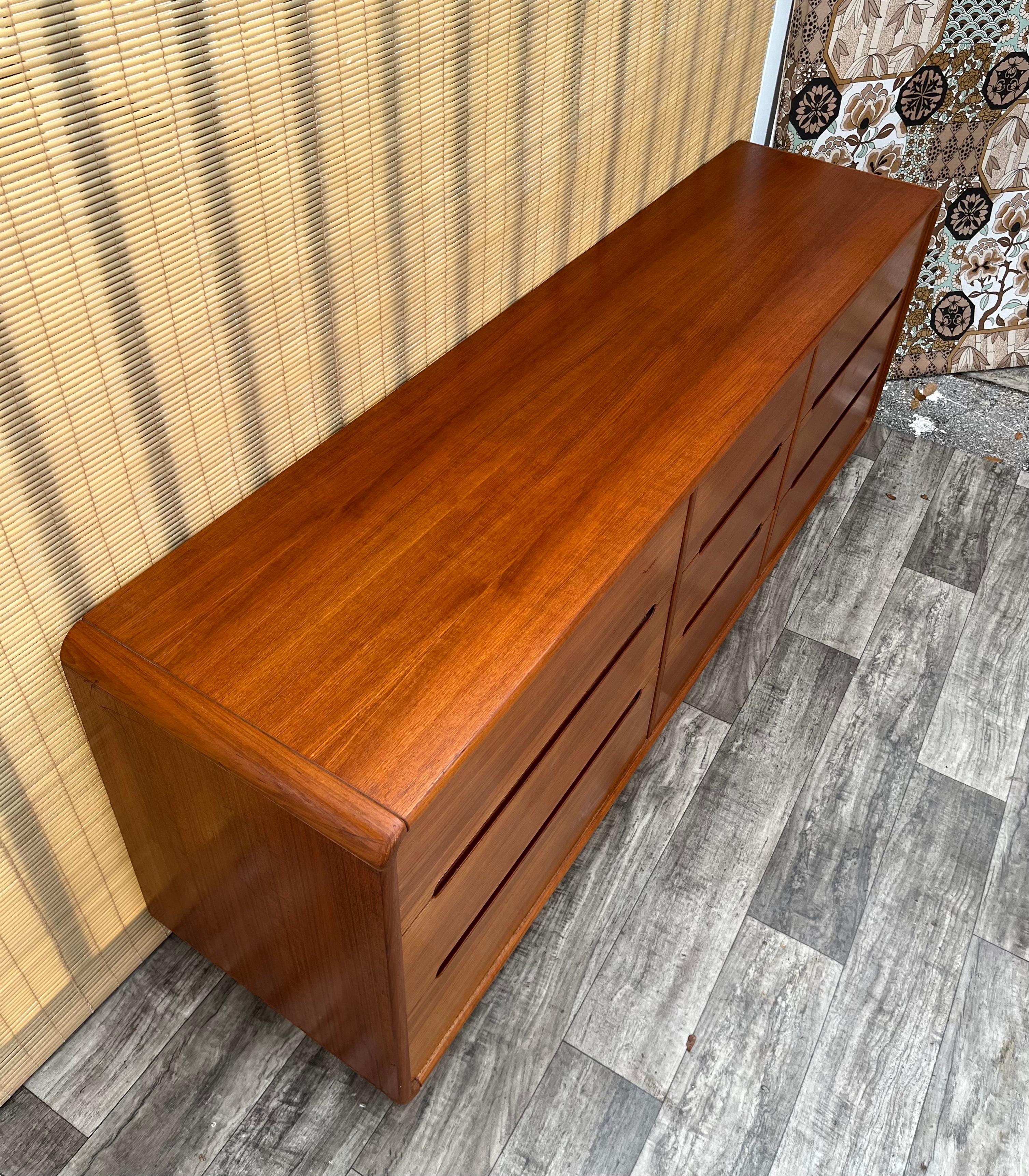 Midcentury Danish Modern Style Triple Dresser by Sun Cabinet Co. circa 1980s In Good Condition In Miami, FL