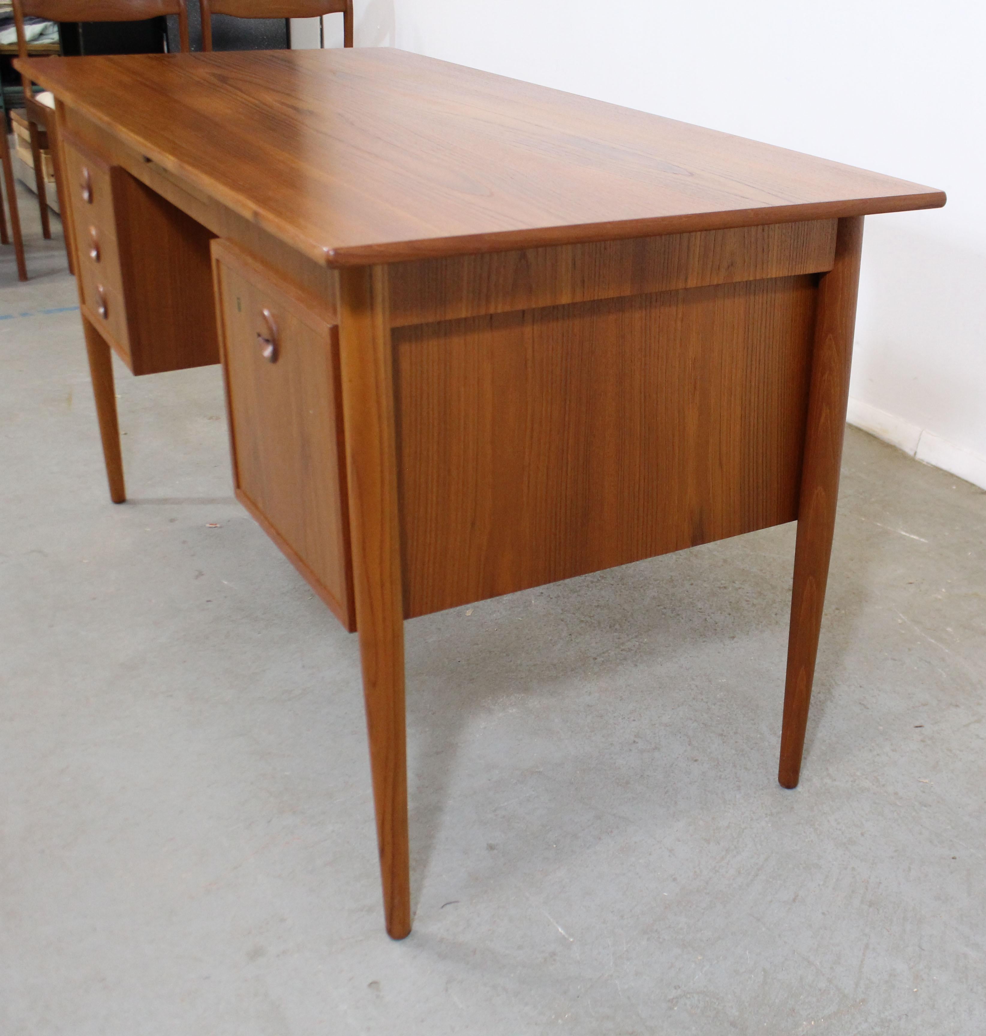 Midcentury Danish Modern Svenstrup J for AP Mobler Teak Executive Desk In Good Condition In Wilmington, DE