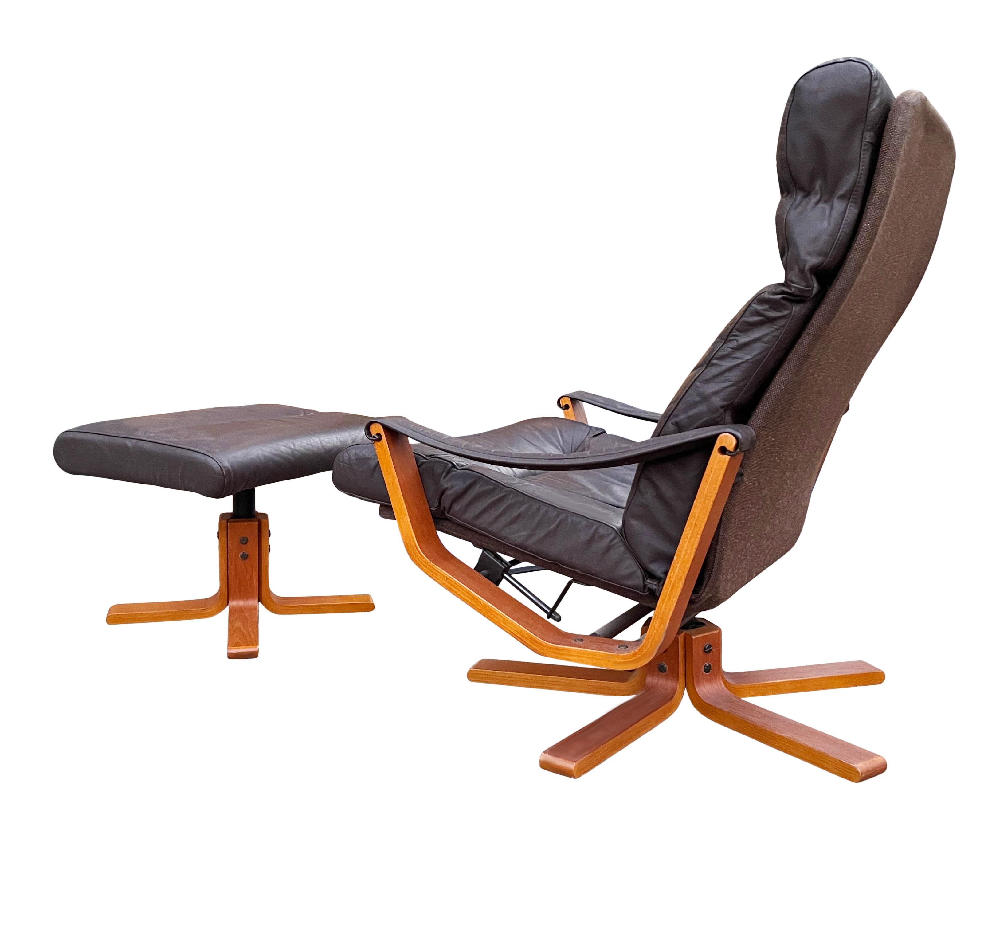 Mid Century Danish Modern Swivel Reclining Lounge Chair aus braunem Leder (Skandinavische Moderne) im Angebot