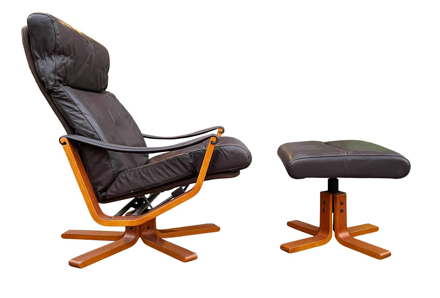 Mid Century Danish Modern Swivel Reclining Lounge Chair aus braunem Leder (Dänisch) im Angebot