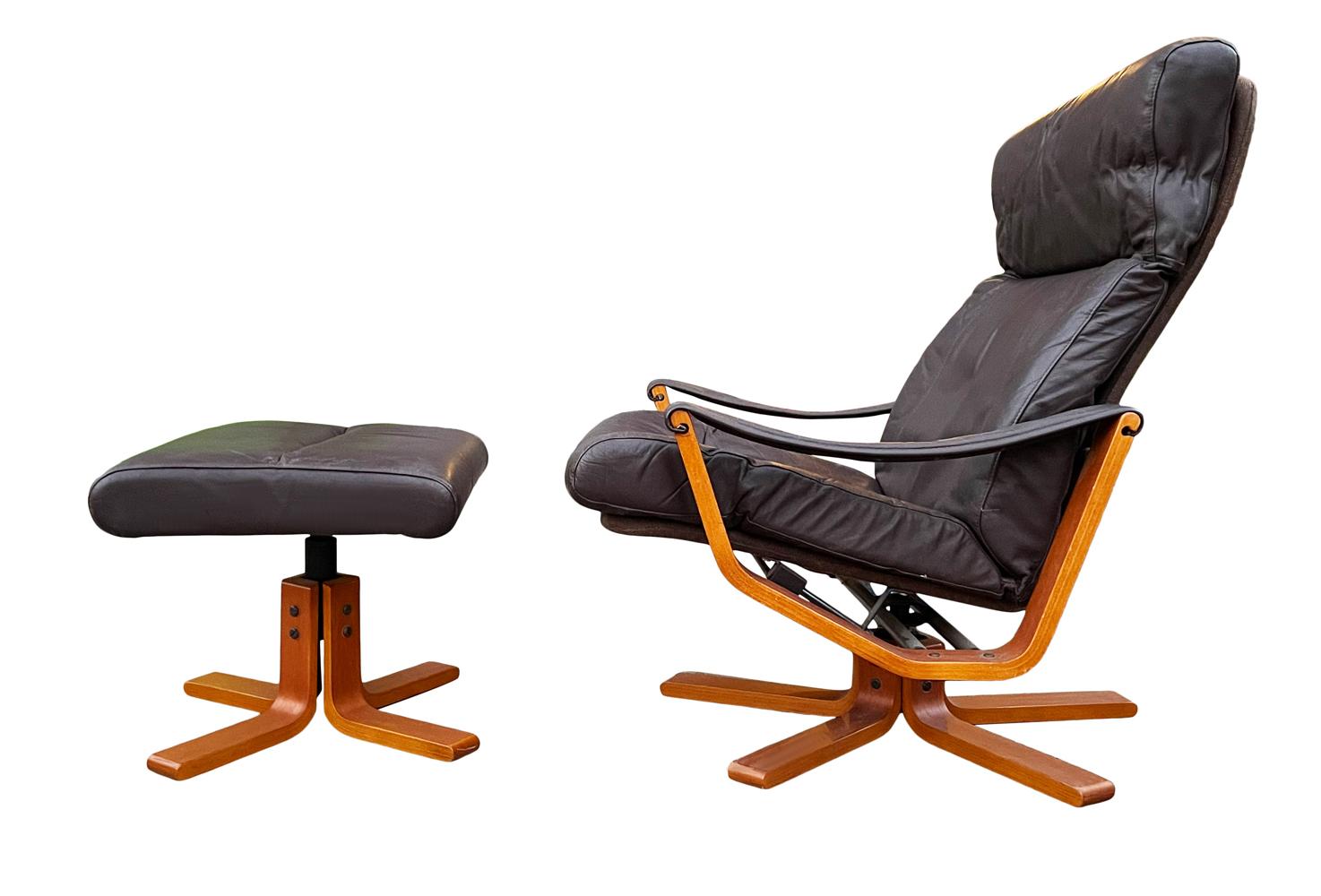 Mid Century Danish Modern Swivel Reclining Lounge Chair aus braunem Leder im Angebot 1
