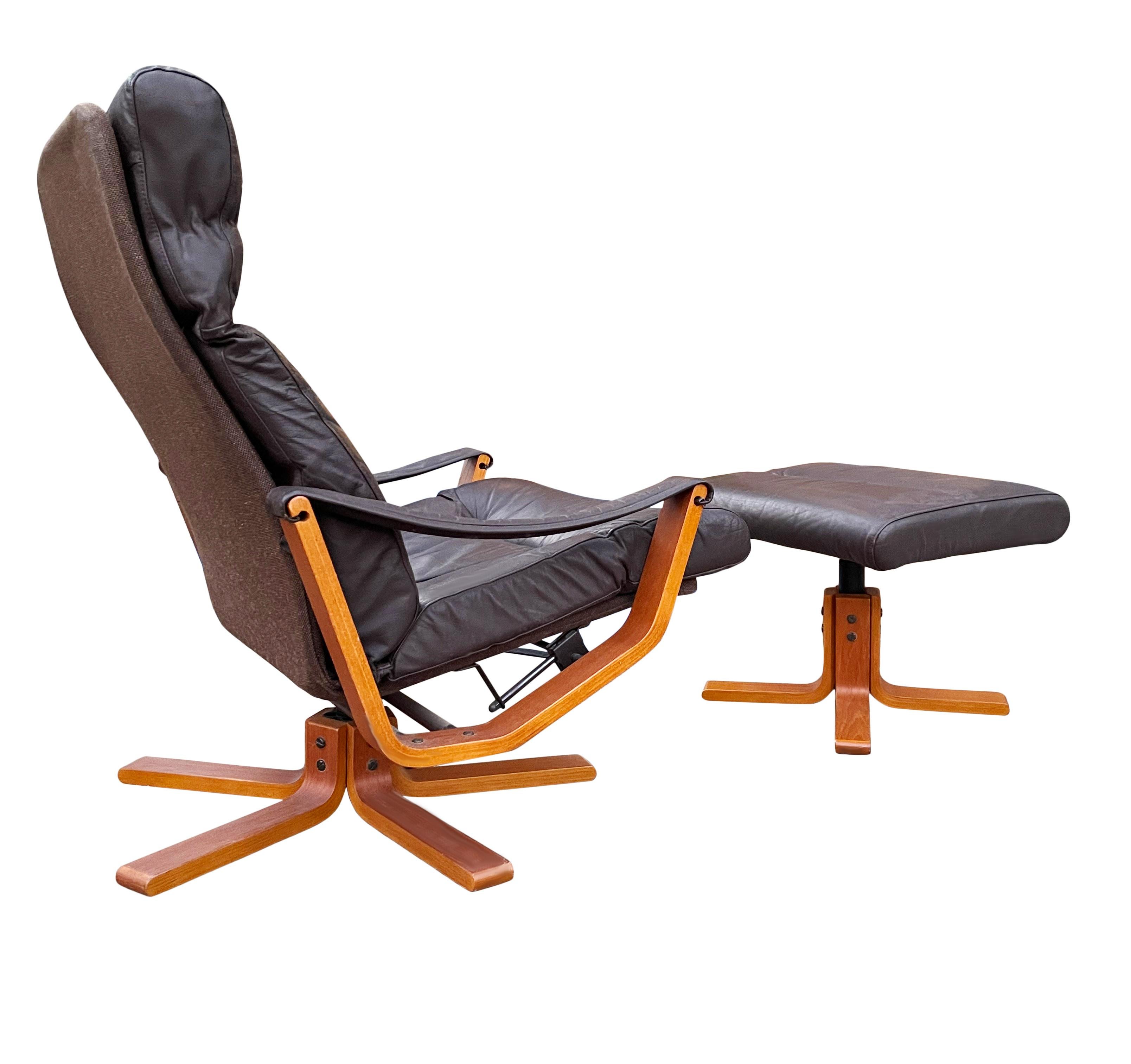 Late 20th Century Mid Century Danish Modern Swivel Reclining Lounge Chair in Brown Leather For Sale
