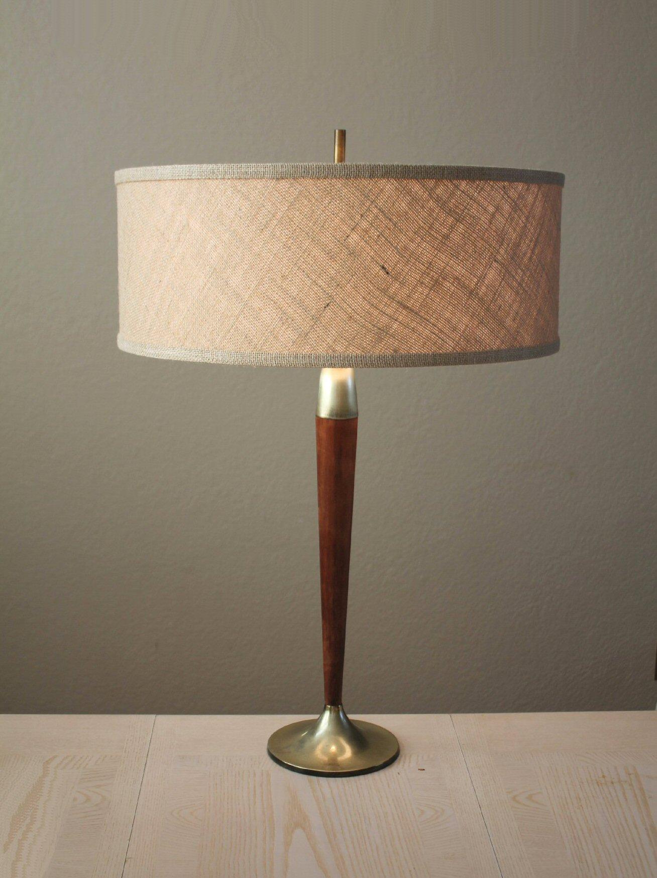 GORGEOUS!


  
SCULPTURED DANISH MODERN
TORPEDO SHAPED WALNUT & BRASS
TABLE LAMP!

THE CLEANEST LINES & STYLE!

 BEAUTIFUL!

( DIMENSIONS:  APPROX. 28