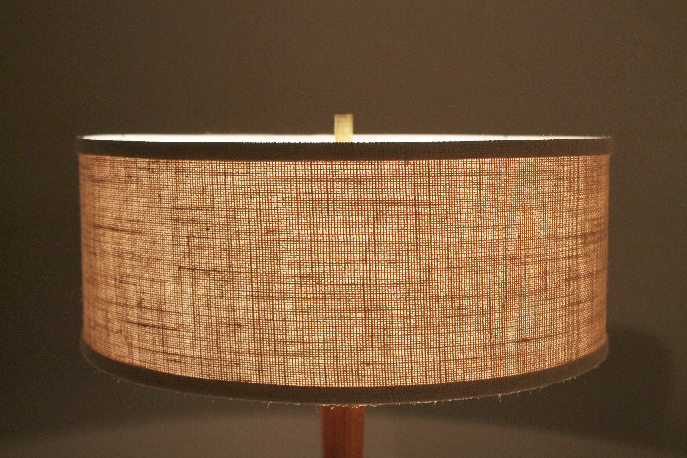 Lampe de table moderne danoise du milieu du siècle ! L'ère Gerald Thurston  Laiton et noyer des années 1950 Bon état - En vente à Peoria, AZ