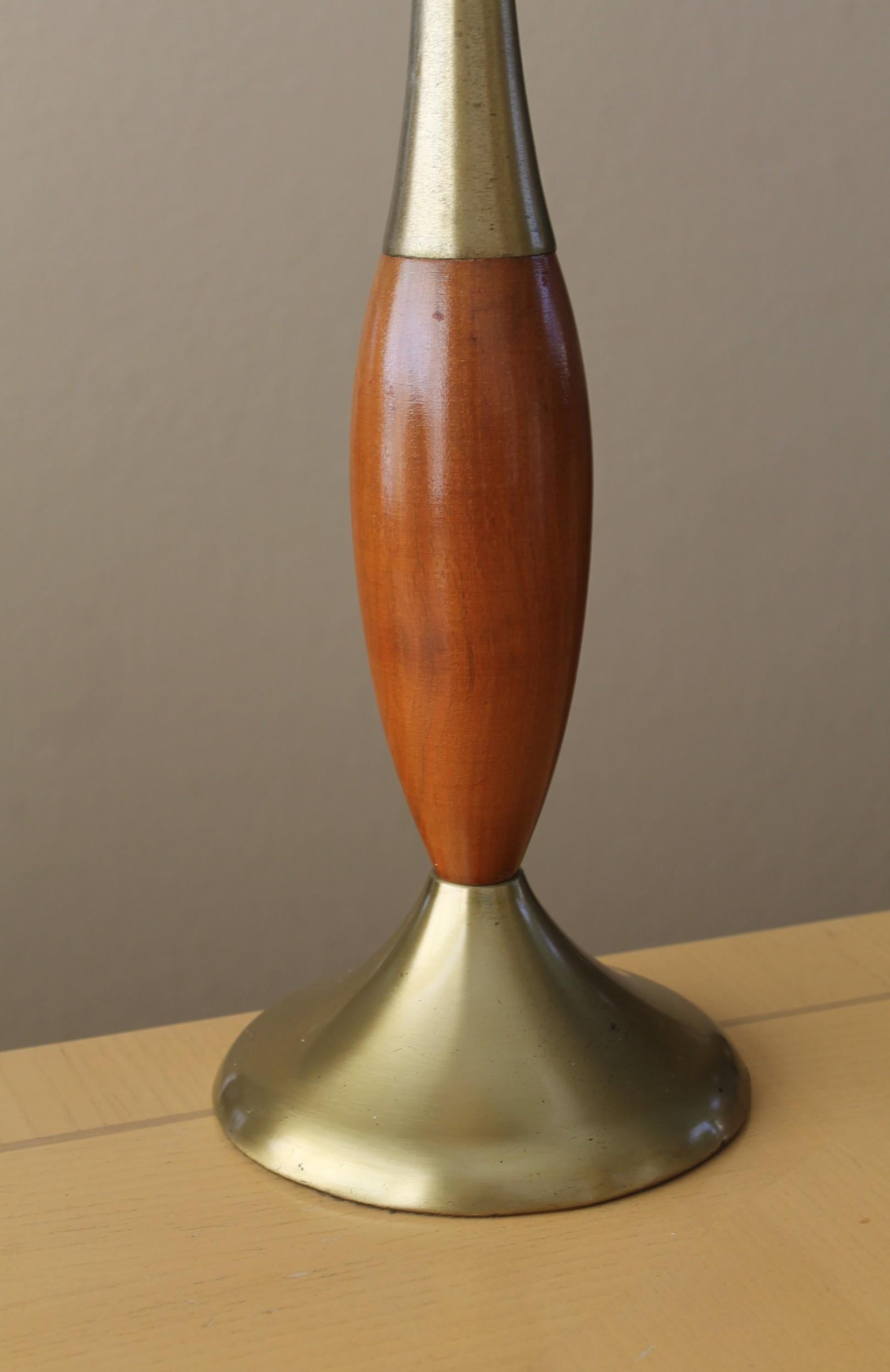 Mid Century Danish Modern Table Lamp! Gerald Thurston Era  1950s Brass & Walnut In Good Condition For Sale In Peoria, AZ