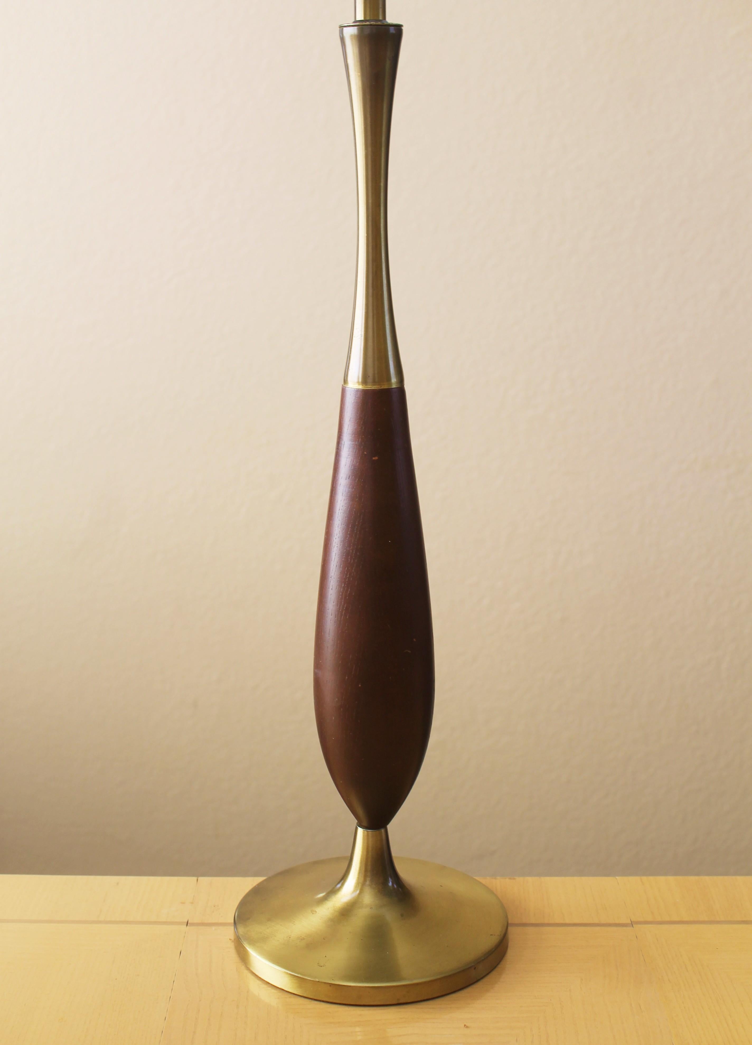 Mid-Century Modern Lampe de table moderne danoise du milieu du siècle ! Gerald Thurston Era 1950s Brass & Wood en vente