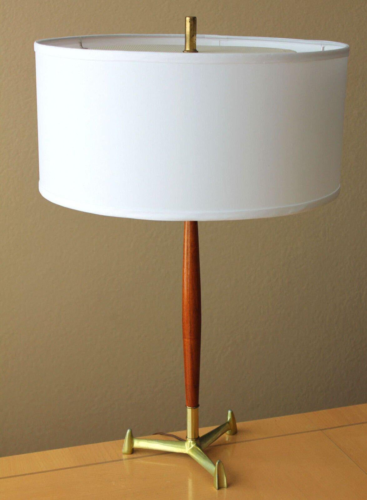 Mid-Century Modern Lampe de table moderne danoise du milieu du siècle ! Laurel Thurston 1950s Tripod en laiton Noyer en vente