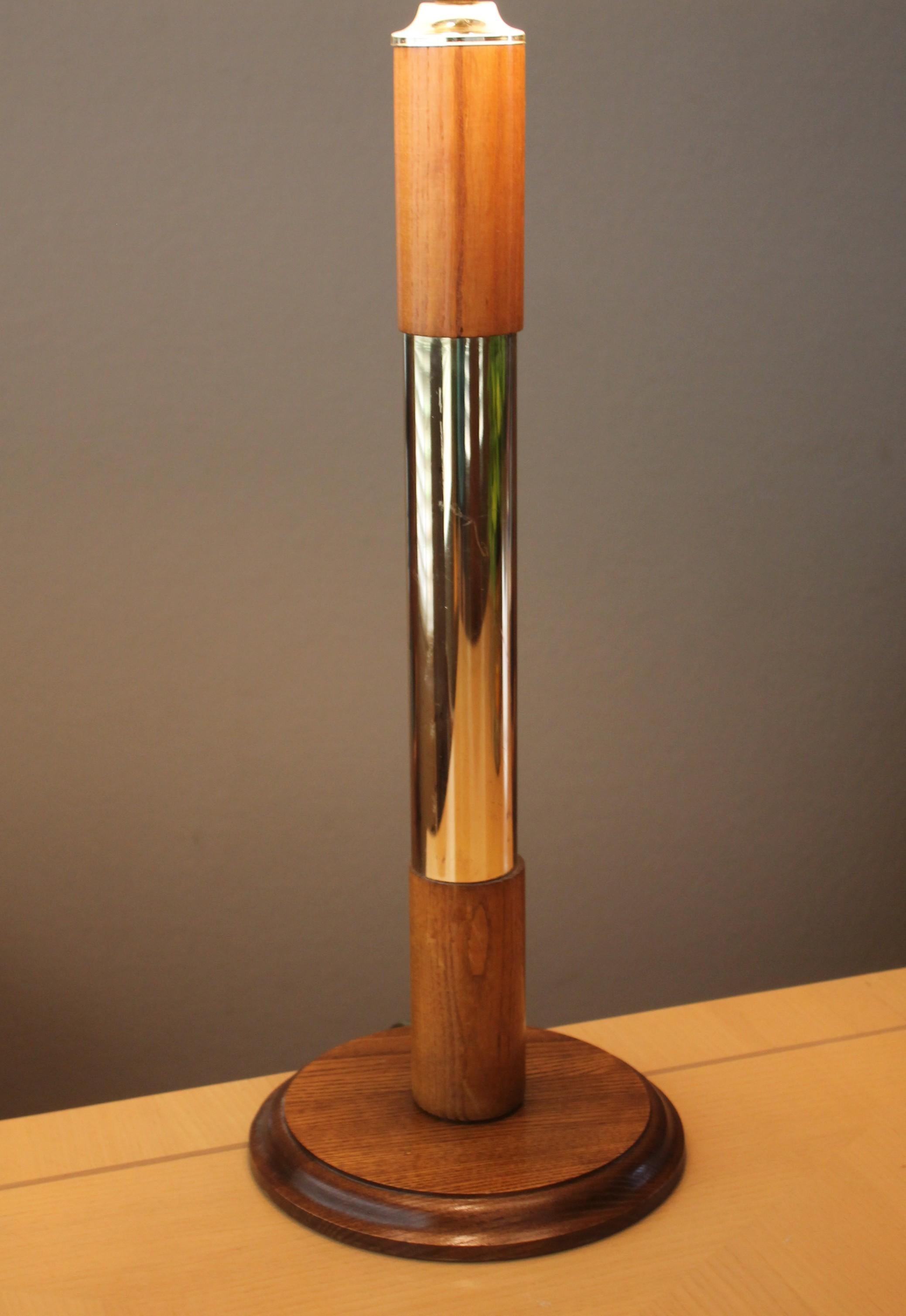 Mid-Century Modern Lampe de table moderne danoise du milieu du siècle ! L'ère Sonneman  1970 Laiton et noyer en vente