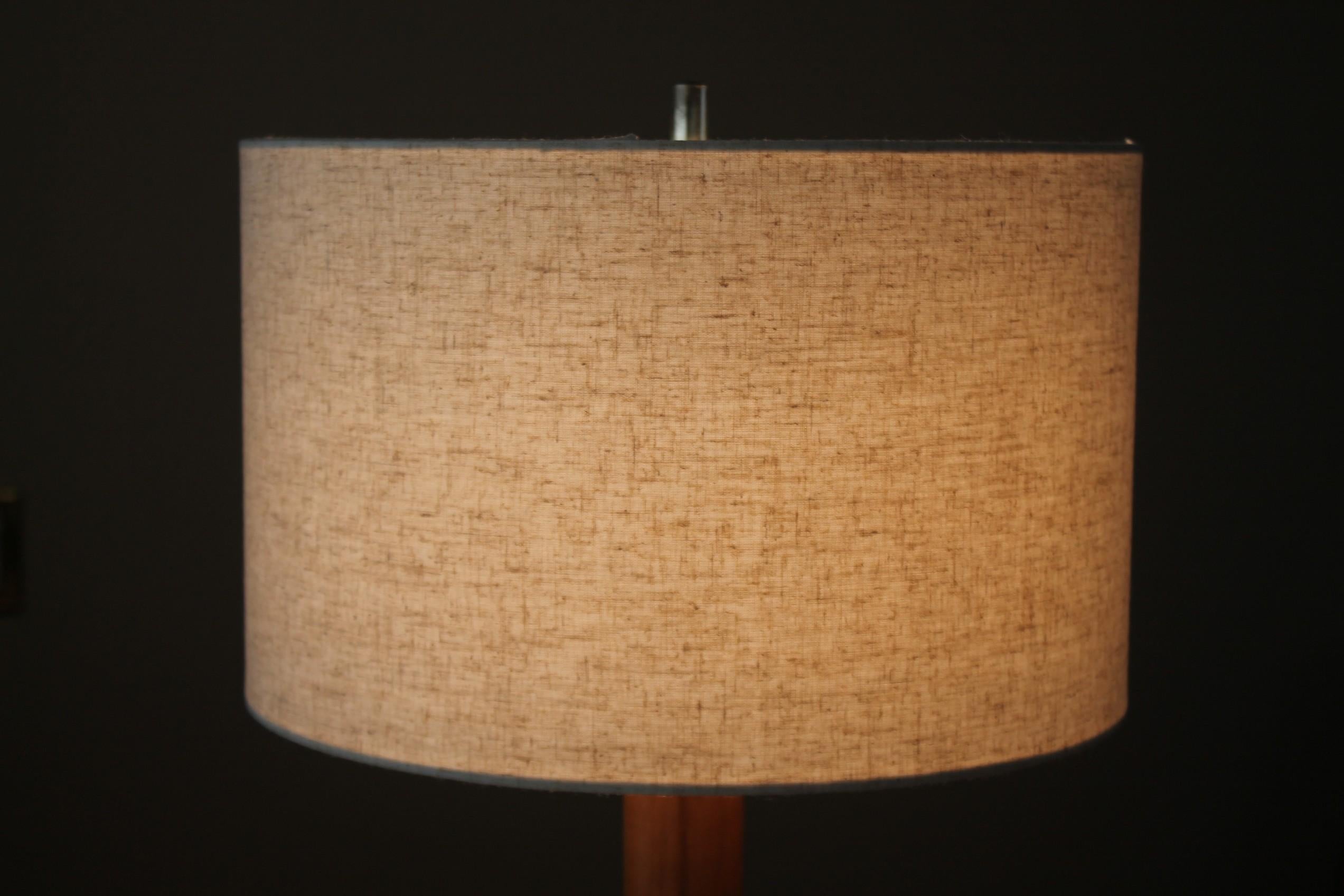 Lampe de table moderne danoise du milieu du siècle ! L'ère Sonneman  1970 Laiton et noyer Bon état - En vente à Peoria, AZ