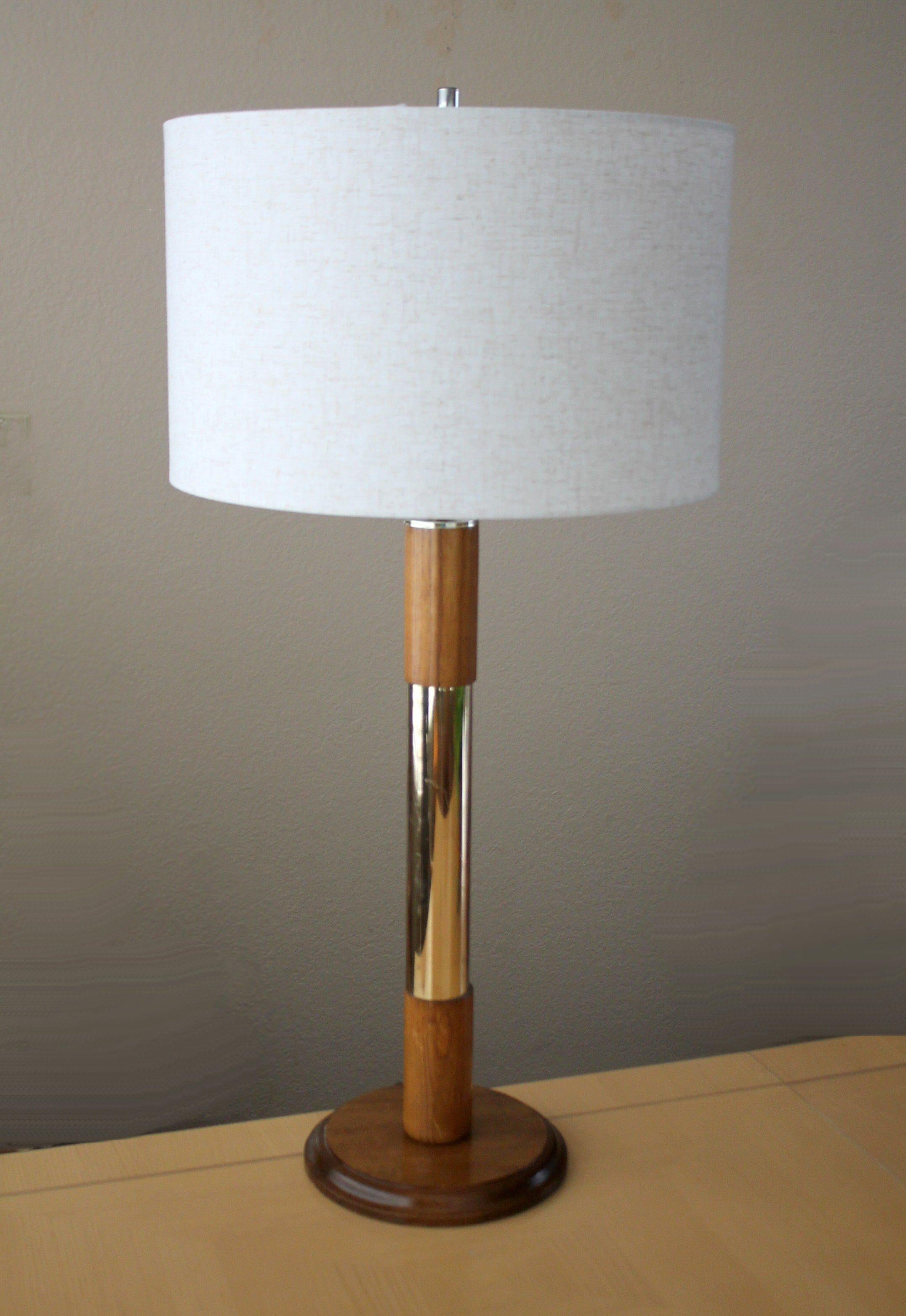 20ième siècle Lampe de table moderne danoise du milieu du siècle ! L'ère Sonneman  1970 Laiton et noyer en vente