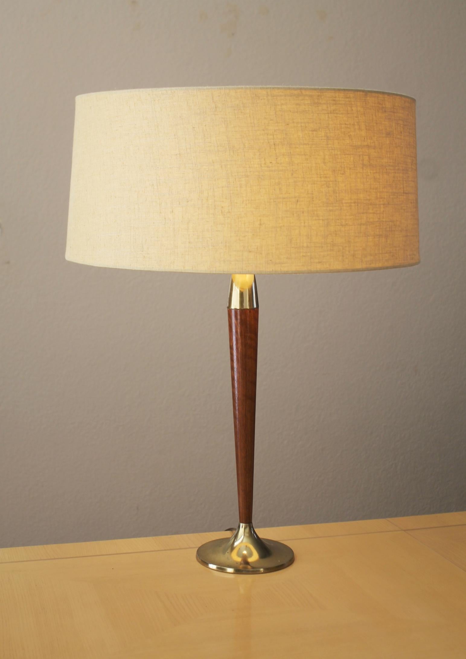 SPLENDIDO!


TONY PAUL PER WESTWOOD INDUSTRIES
SCULTURA MODERNA DANESE
NOCE E OTTONE A FORMA DI SILURO
LAMPADA DA TAVOLO!

LE LINEE E LO STILE PIÙ PULITI!

 BELLISSIMO!

( DIMENSIONI:  APPROSSIMATIVAMENTE. 29