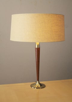 Lámpara de mesa moderna danesa de mediados de siglo Tony Paul Westwood  Latón y nogal de los años 50