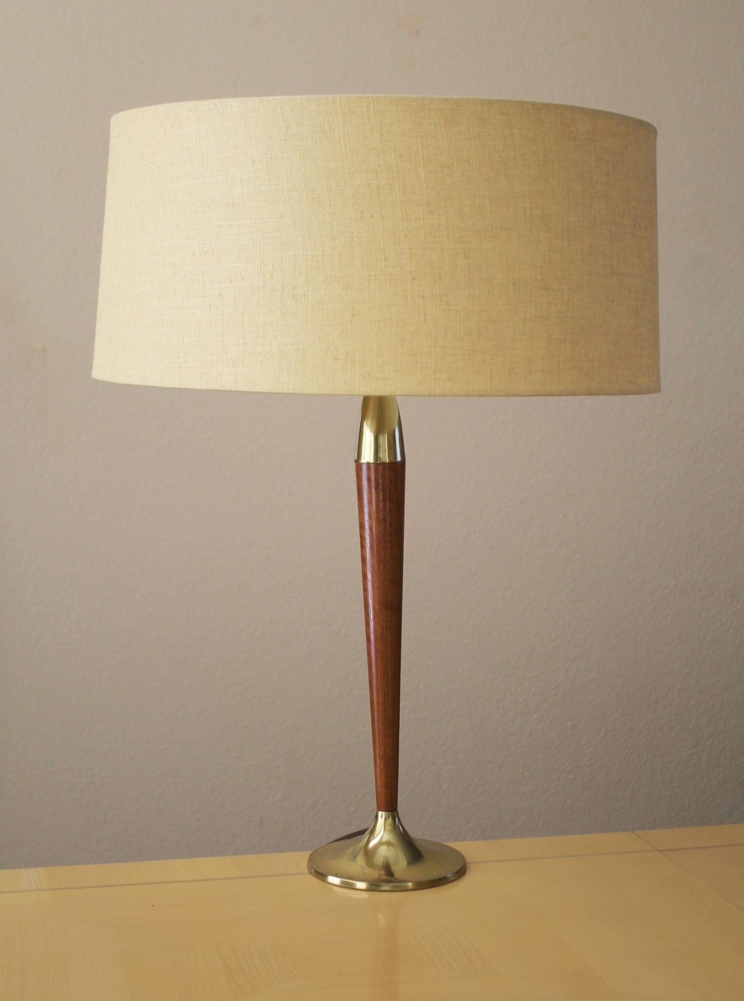 Mid-Century moderno Lampada da tavolo danese moderna del Medio Secolo! Tony Paul Westwood  Ottone e noce anni '50 in vendita