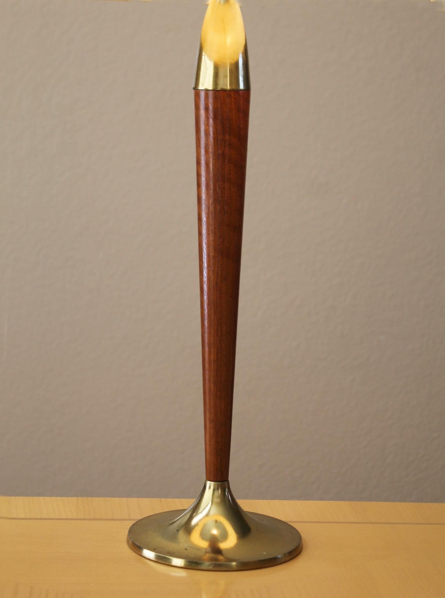 Fatto a mano Lampada da tavolo danese moderna del Medio Secolo! Tony Paul Westwood  Ottone e noce anni '50 in vendita