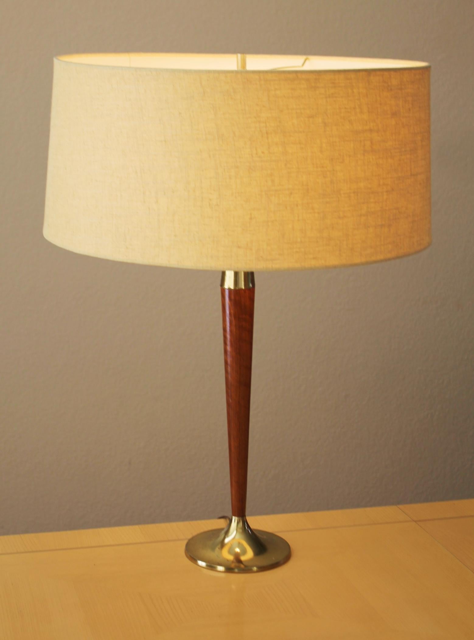 Lampada da tavolo danese moderna del Medio Secolo! Tony Paul Westwood  Ottone e noce anni '50 In condizioni buone in vendita a Peoria, AZ