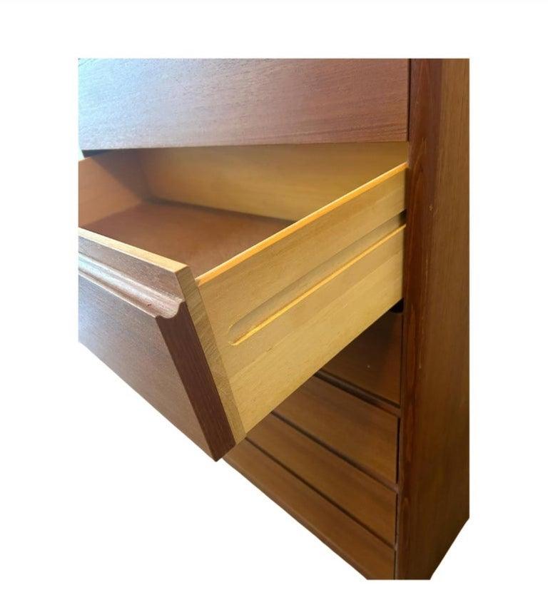Comò in teak alto a 9 cassetti di Nordisk Andels-Eksport. Comò in teak di altissima qualità con 3 cassetti piccoli superiori e 6 cassetti grandi inferiori. Molto pulito all'interno e all'esterno, tutti i cassetti scorrono senza problemi. Etichettato