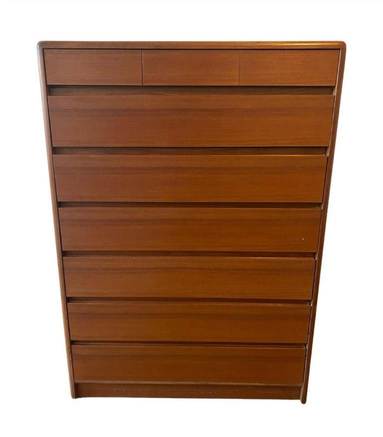 Falegnameria Comò in teak alto a 9 cassetti del Mid Century Danish Modern in vendita