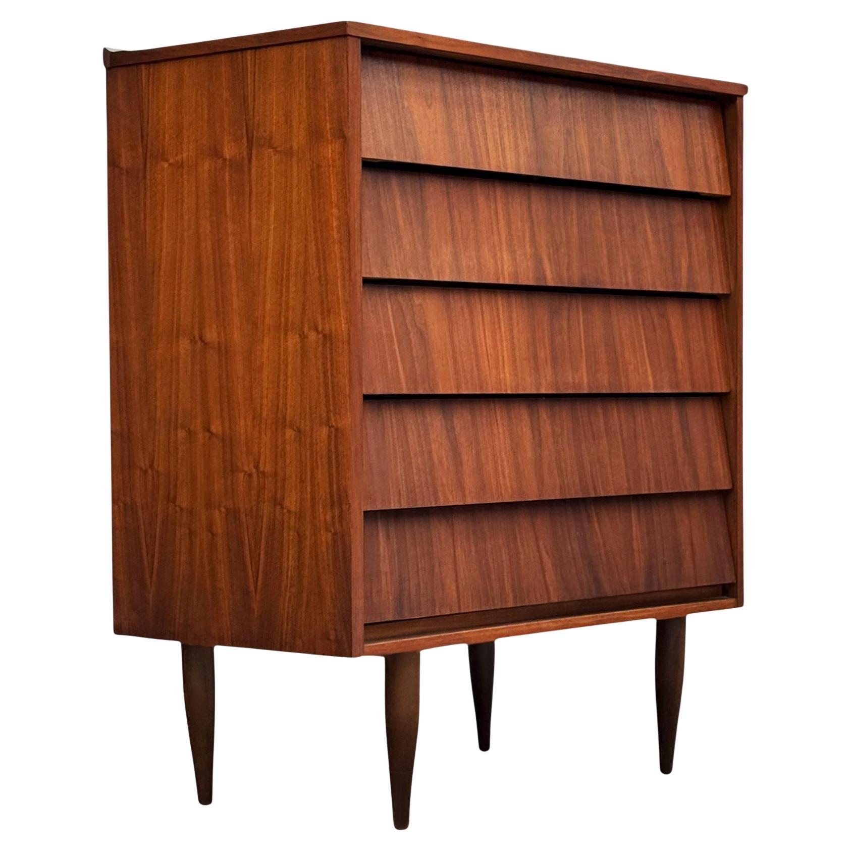 Mid-Century Danish Modern Hohe Kommode, Schrank oder Kommode in Nussbaum im Angebot