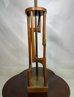 Dänische moderne skulpturale Mid-Century-Tischlampe aus Teakholz und Messing