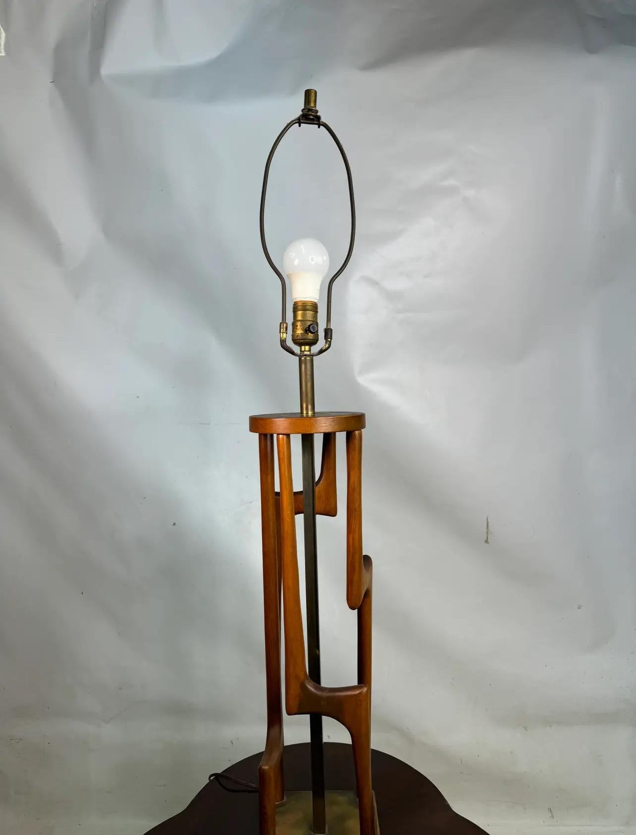 Mid Century Danish Modern Tall Teak and Brass Sculptural Table Lamp In Good Condition For Sale In Esperance, NY