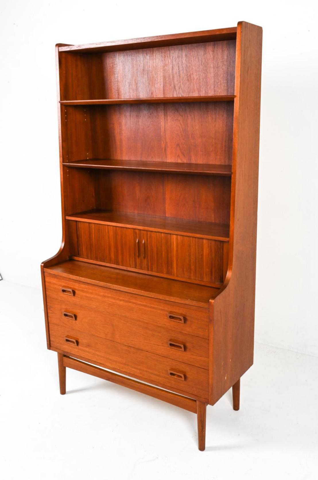 Dänischer moderner hoher Teakholz-Bücherregal-Schreibtisch-Sekretär mit unterer Kommode, Mid-Century Modern (Moderne der Mitte des Jahrhunderts)