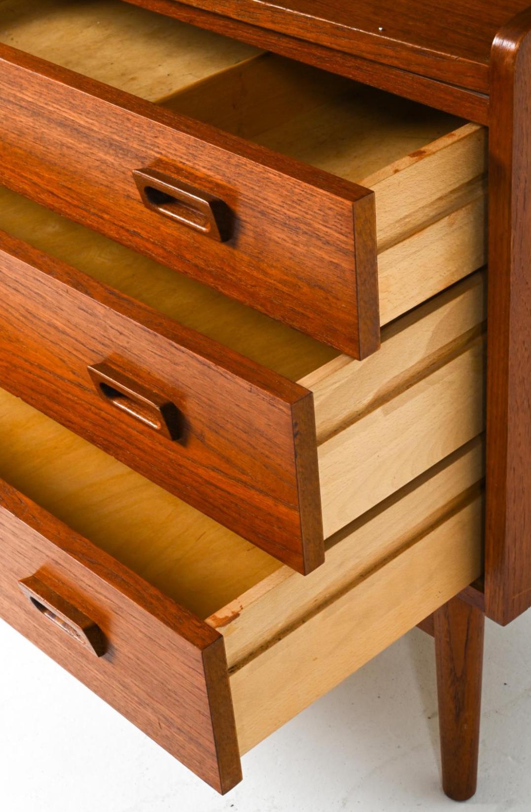 Dänischer moderner hoher Teakholz-Bücherregal-Schreibtisch-Sekretär mit unterer Kommode, Mid-Century Modern im Zustand „Gut“ in BROOKLYN, NY