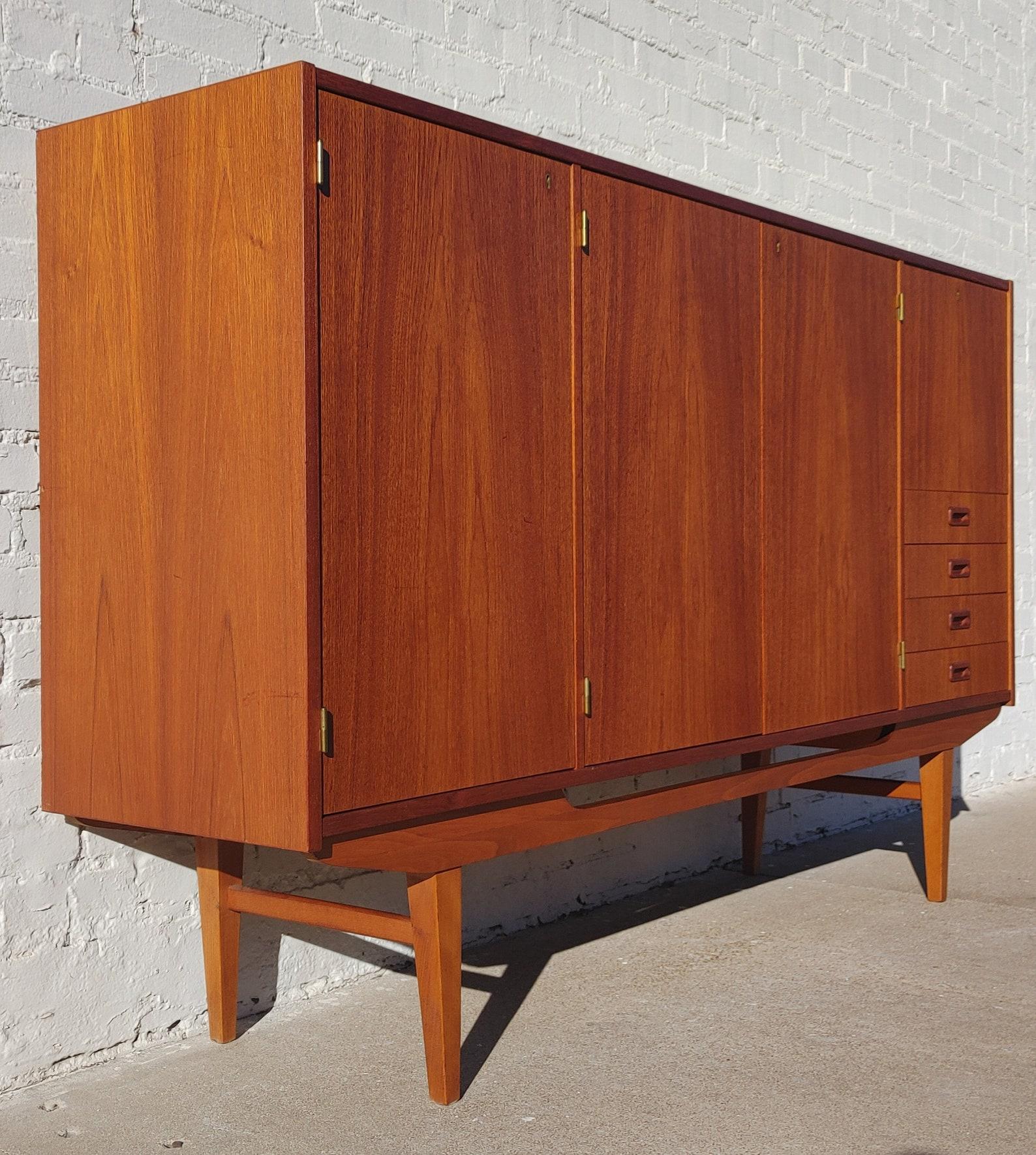 Mid Century Danish Modern Tall Teak Cabinet

Above average vintage condition and structurally sound. Has some expected slight finish wear and scratching. Both ends have some veneer chipping. Top front left has some discoloration. Please request pics