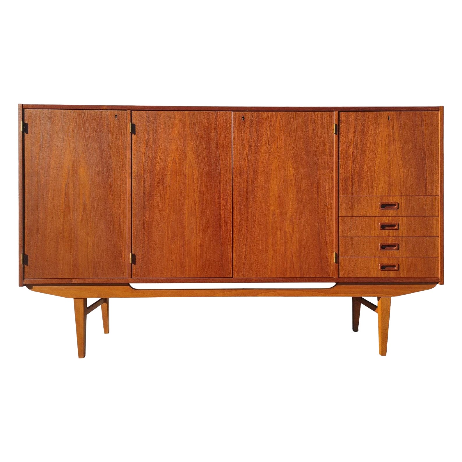 Armadio alto in teak danese moderno del metà secolo