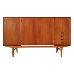 Armadio alto in teak danese moderno del metà secolo