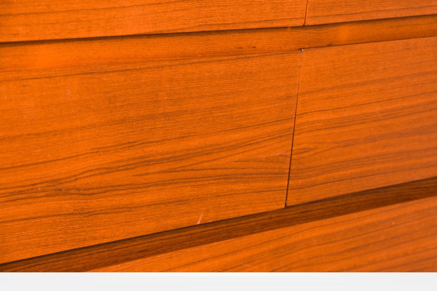 Comò alto in teak della metà del secolo scorso 4