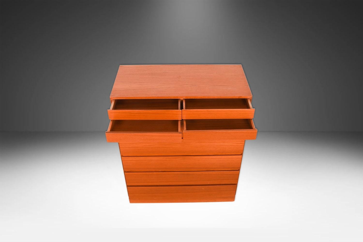 Attraente comò danese moderno, elegante, in teak, alto 10 cassetti. Progettato da Arne Wahl Iversen per Vinde Mobelfabrik, Danimarca. Si tratta di un design a 10 cassetti molto semplice e moderno, la cui lavorazione è davvero notevole, con