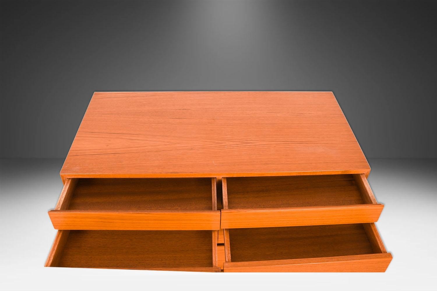 Mid-Century moderno Comò alto in teak della metà del secolo scorso
