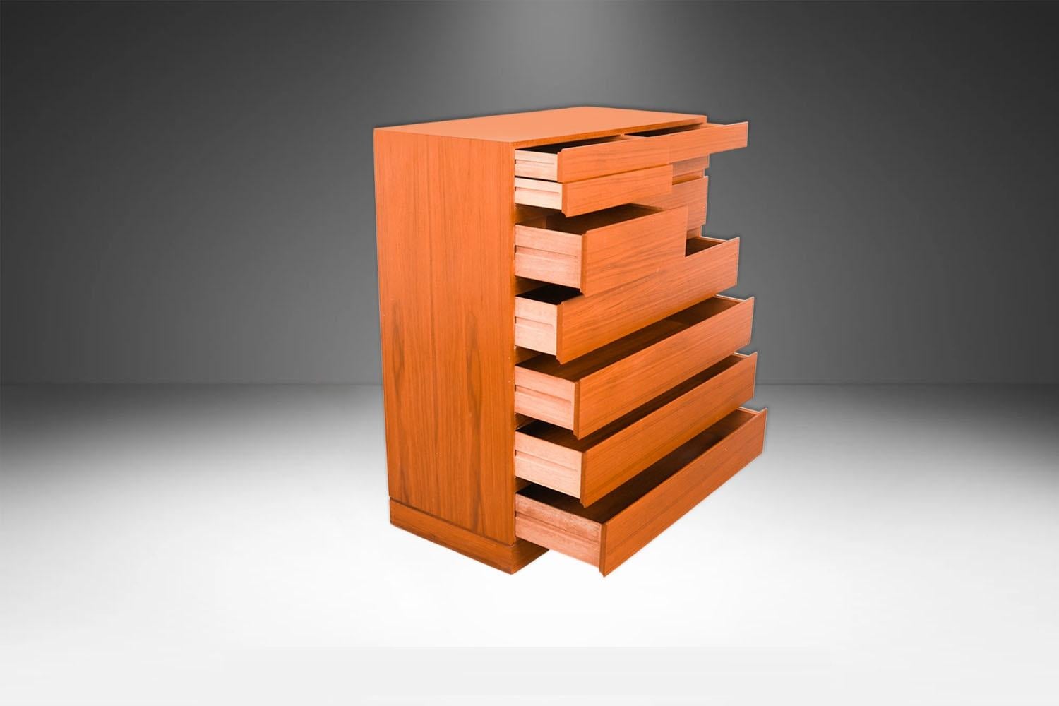 Danese Comò alto in teak della metà del secolo scorso