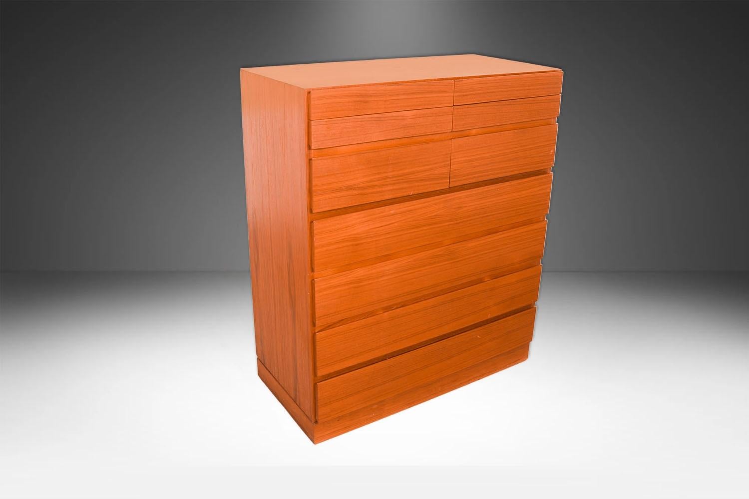 Teak Comò alto in teak della metà del secolo scorso