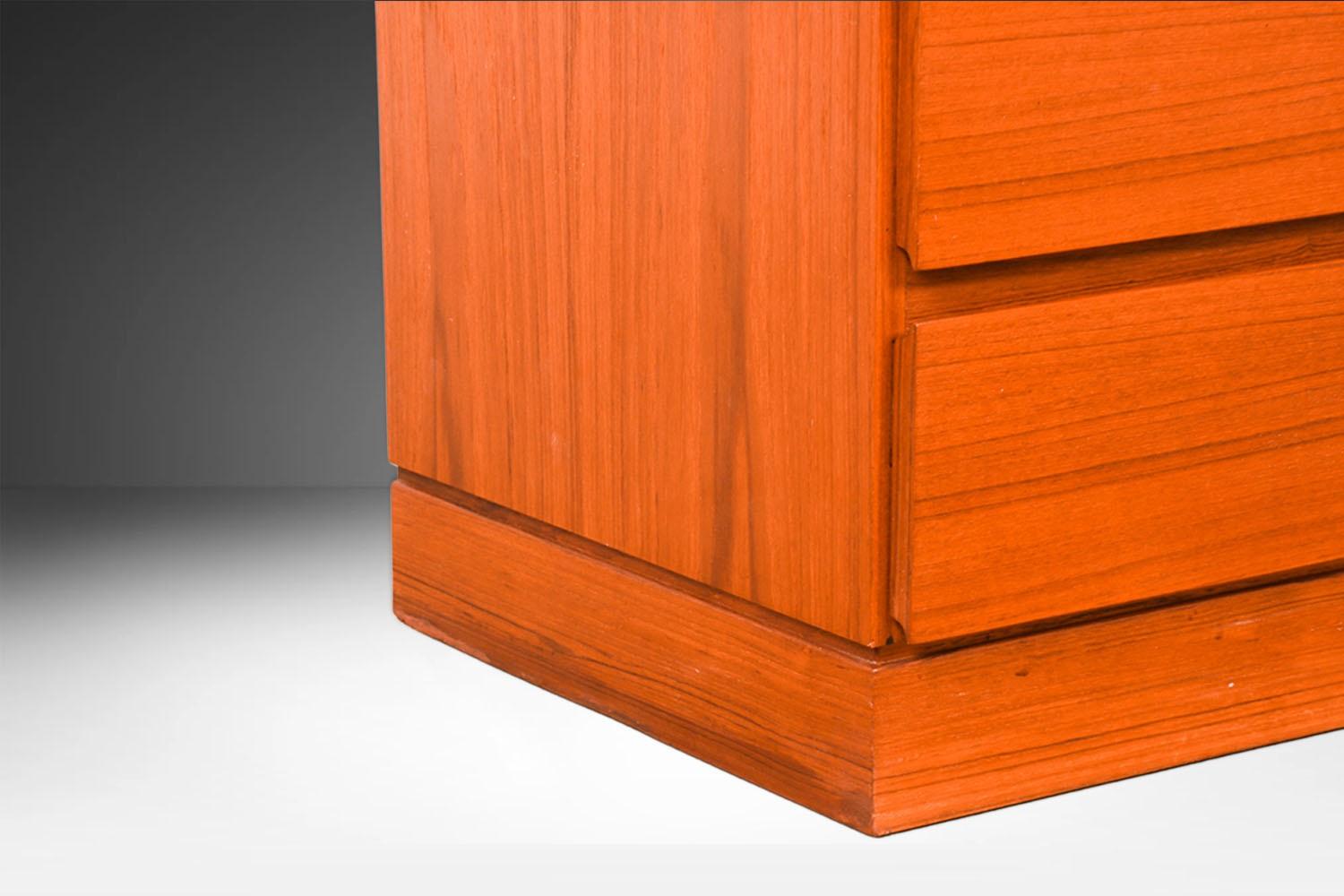 Comò alto in teak della metà del secolo scorso 1