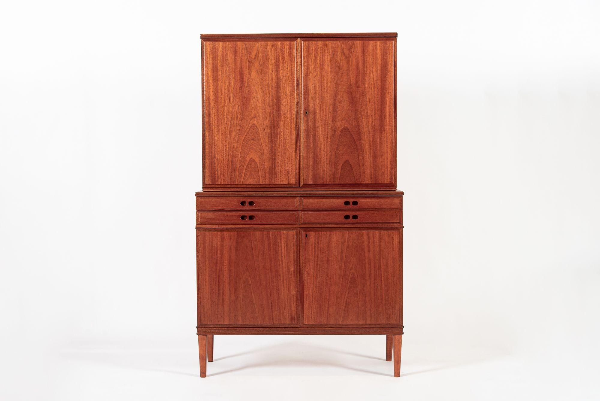 Ce grand meuble de rangement en bois de teck, datant du milieu du siècle dernier, est d'origine danoise et date de 1960. Ce meuble unique est élégamment proportionné avec des lignes nettes et minimalistes et est bien fabriqué en bois de teck avec un