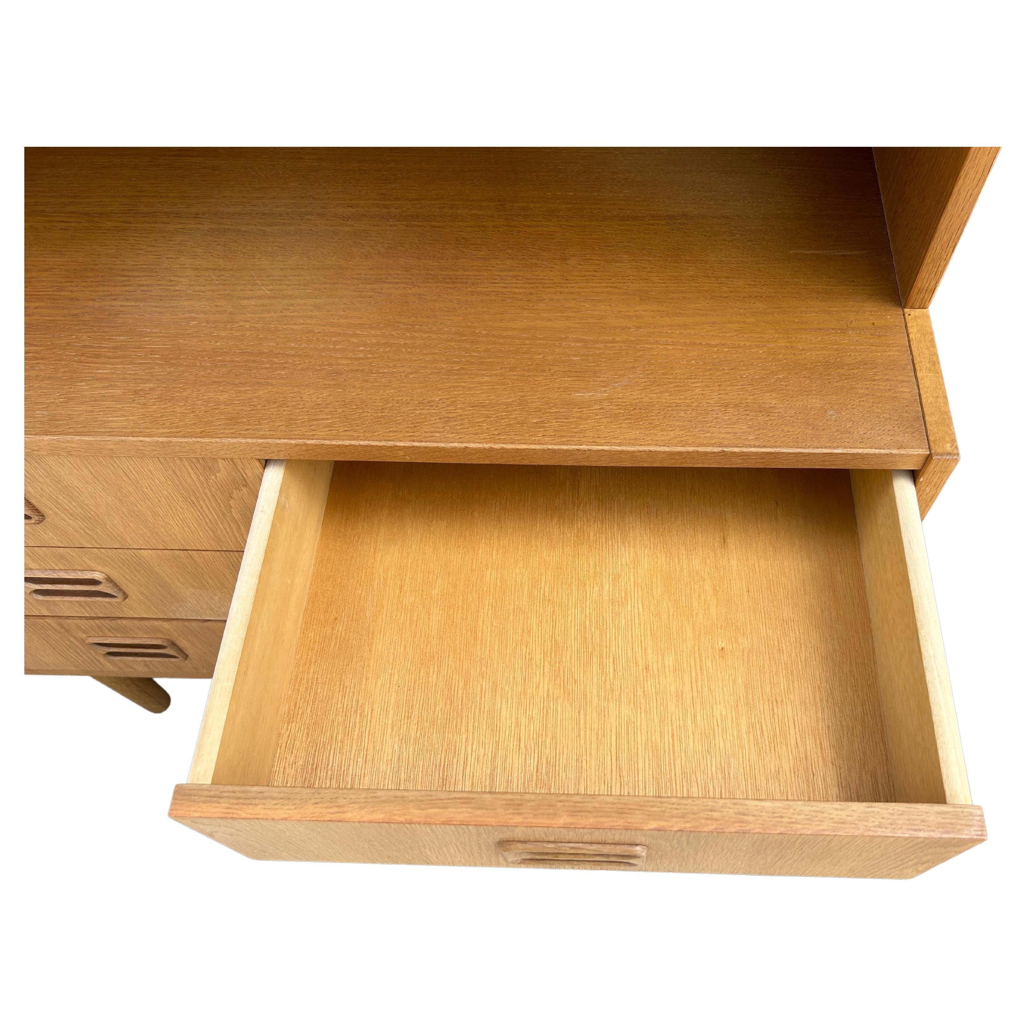 Travail du bois Bibliothèque danoise moderne du milieu du siècle en chêne blanc à haut tiroir et commode inférieure à 6 tiroirs  en vente