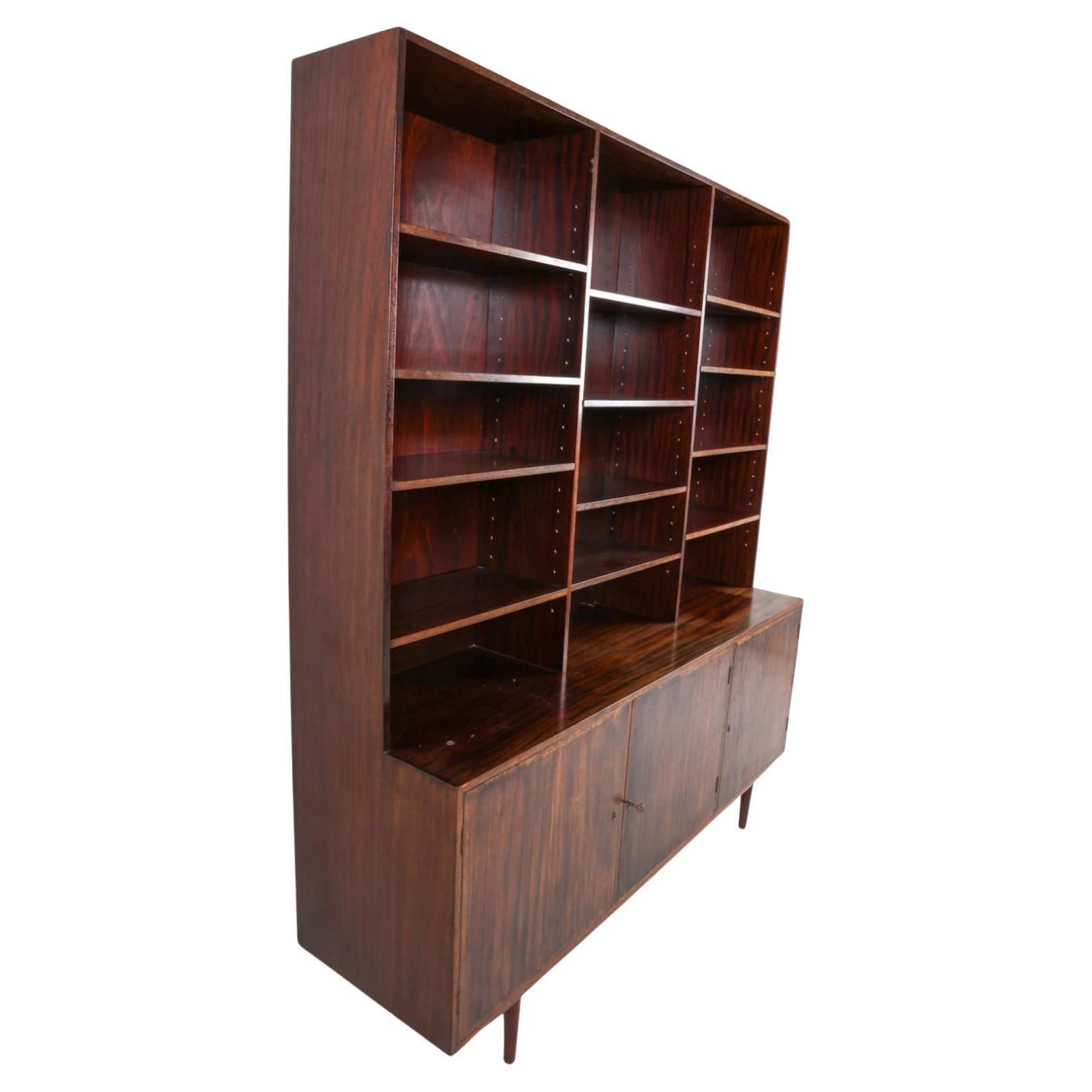 Scandinavo moderno Credenza danese moderna di metà secolo, alta e larga, con scaffale libreria in vendita