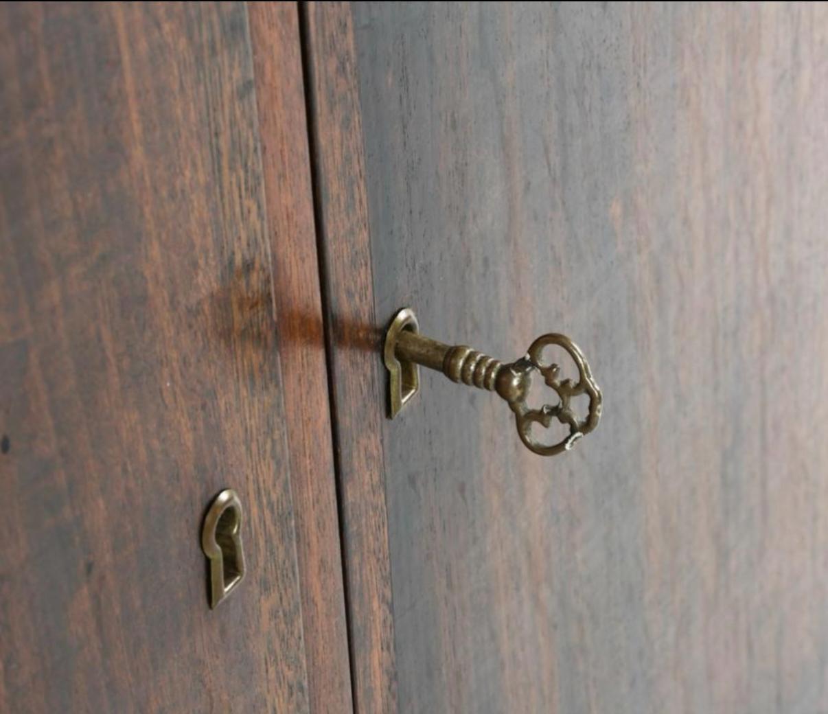 Falegnameria Credenza danese moderna di metà secolo, alta e larga, con scaffale libreria in vendita