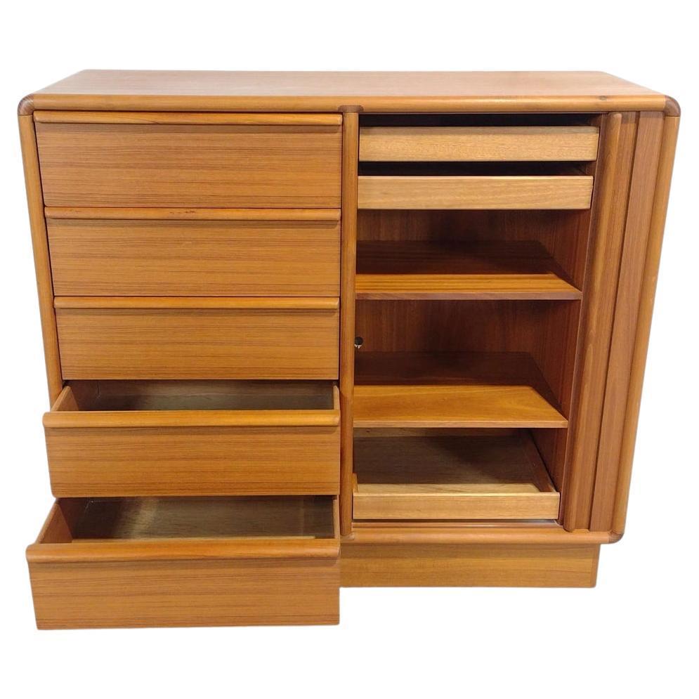 Comò in teak della Kibaek Mobelfabrik, alto metà secolo, con 5 cassetti a sinistra e un'anta scorrevole a destra con 3 cassetti e 2 ripiani. Pulito dentro e fuori - etichettato - Made in Denmark. Pronto all'uso. Situato a Brooklyn nyc. 

Misura 51