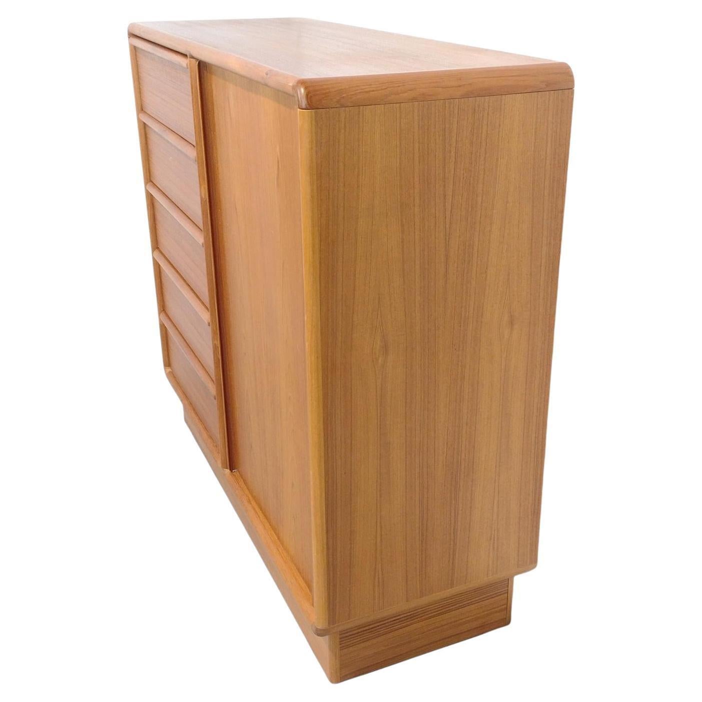 Danese Metà secolo danese moderno Tall wide Teak Dresser Armadio 8 cassetti in vendita