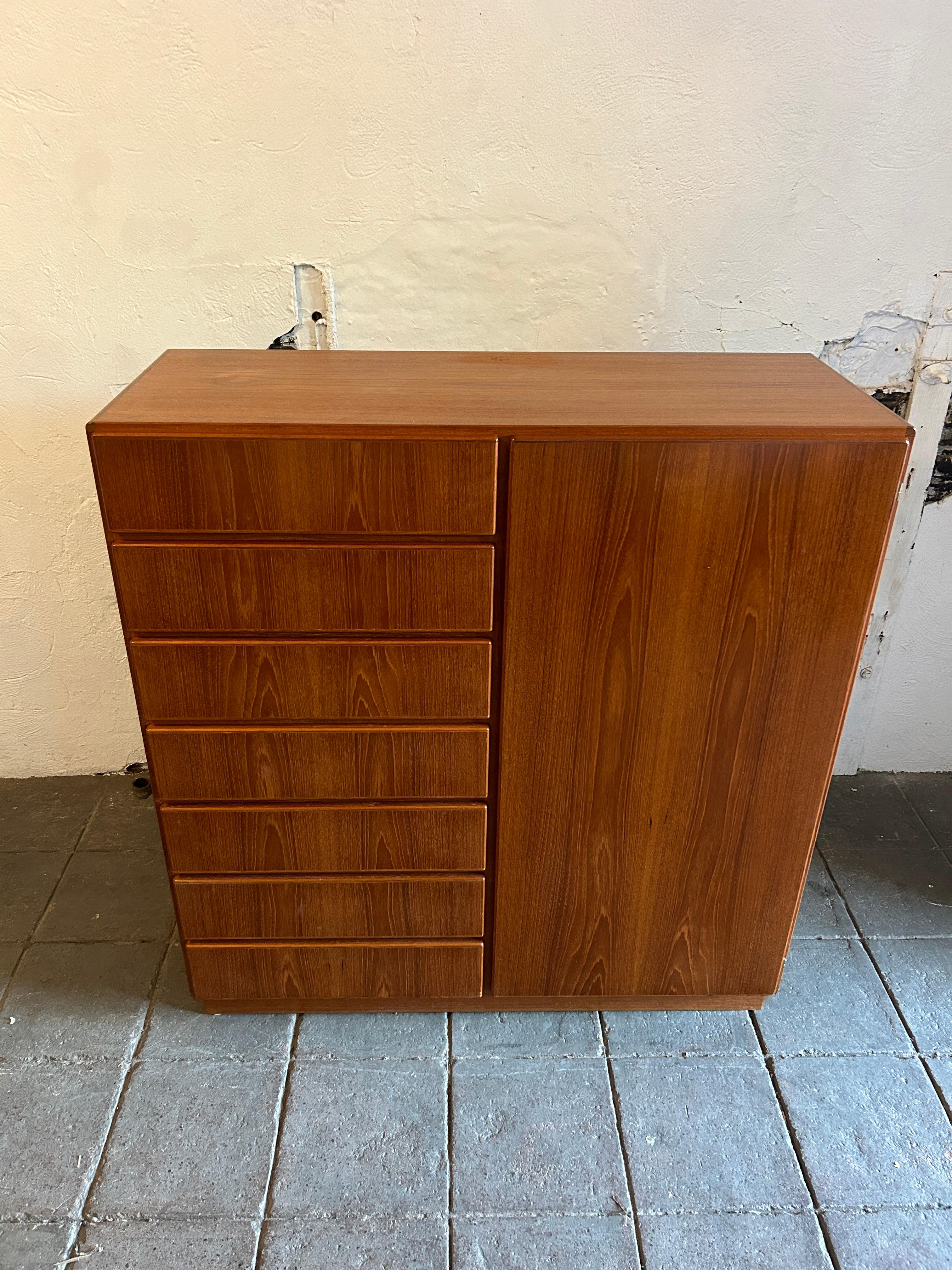Grand buffet crédence en teck du milieu du siècle dernier. 7 tiroirs à gauche. Propre à l'intérieur et à l'extérieur - Label - Fabriqué au Danemark. Bon état vintage. Porte d'armoire droite avec 2 tiroirs et 3 étagères réglables avec broches. Le dos