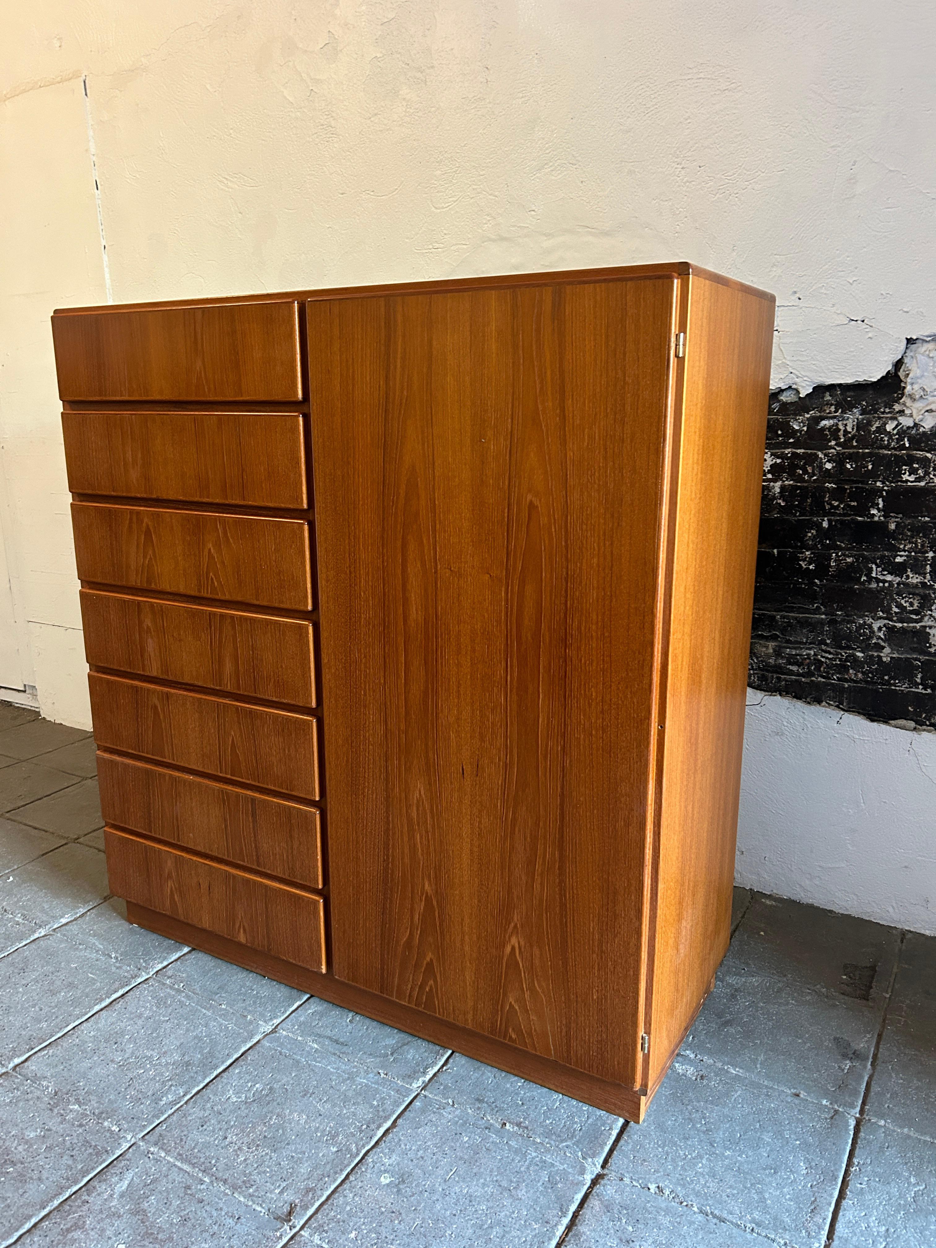 Mid-Century moderno Metà secolo, danese, moderno, alto e largo, armadio in teak, pulito in vendita
