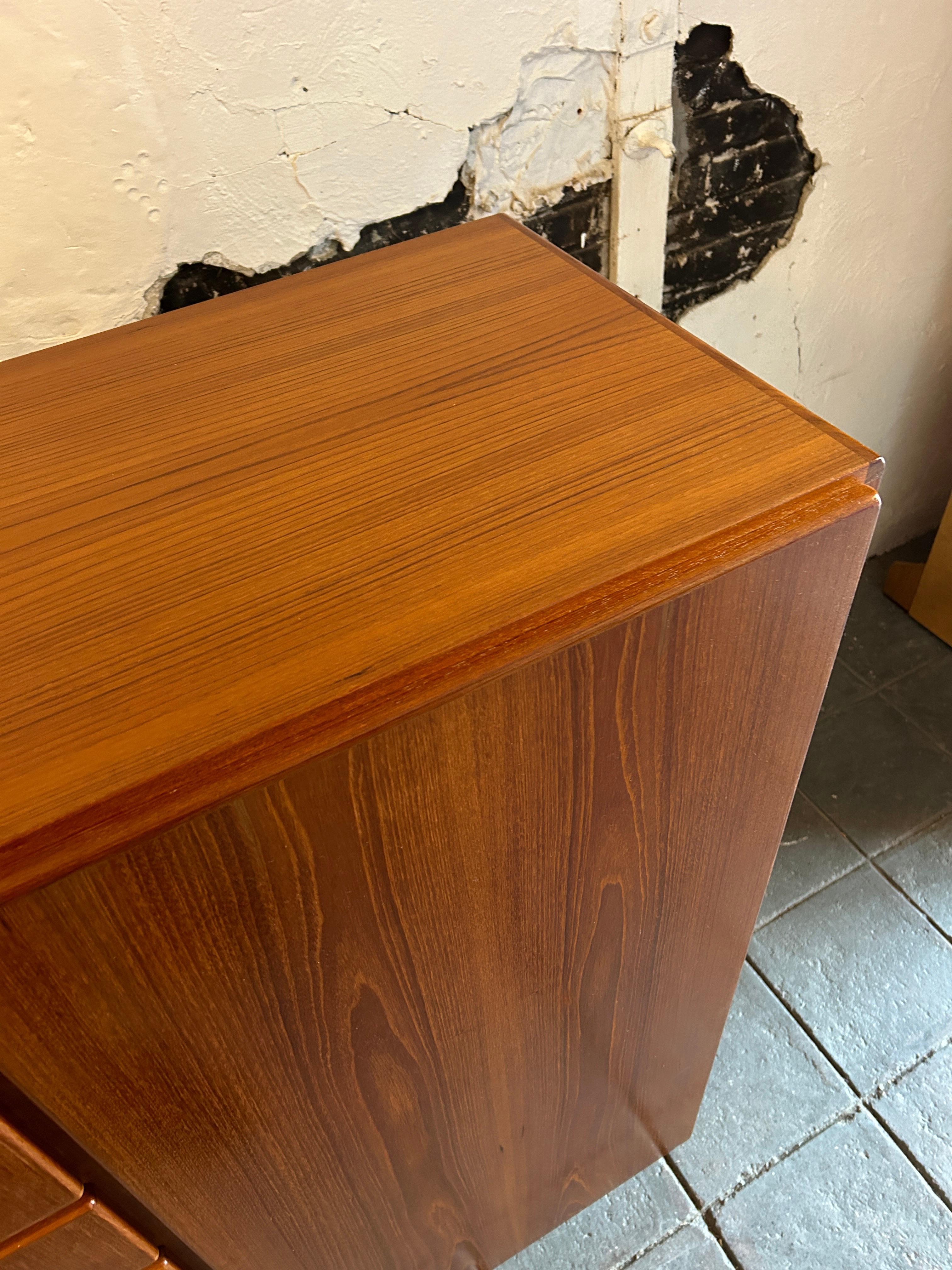 Danese Metà secolo, danese, moderno, alto e largo, armadio in teak, pulito in vendita