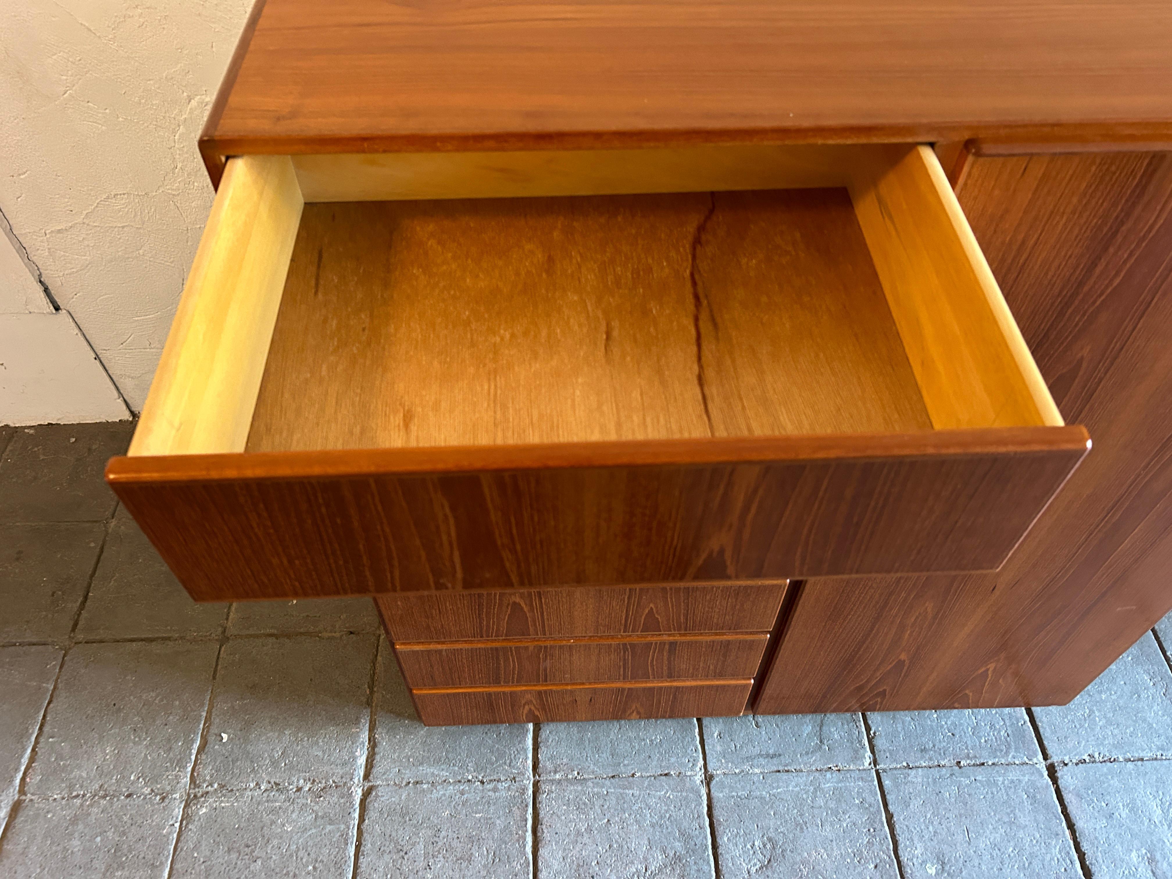 Metà XX secolo Metà secolo, danese, moderno, alto e largo, armadio in teak, pulito in vendita