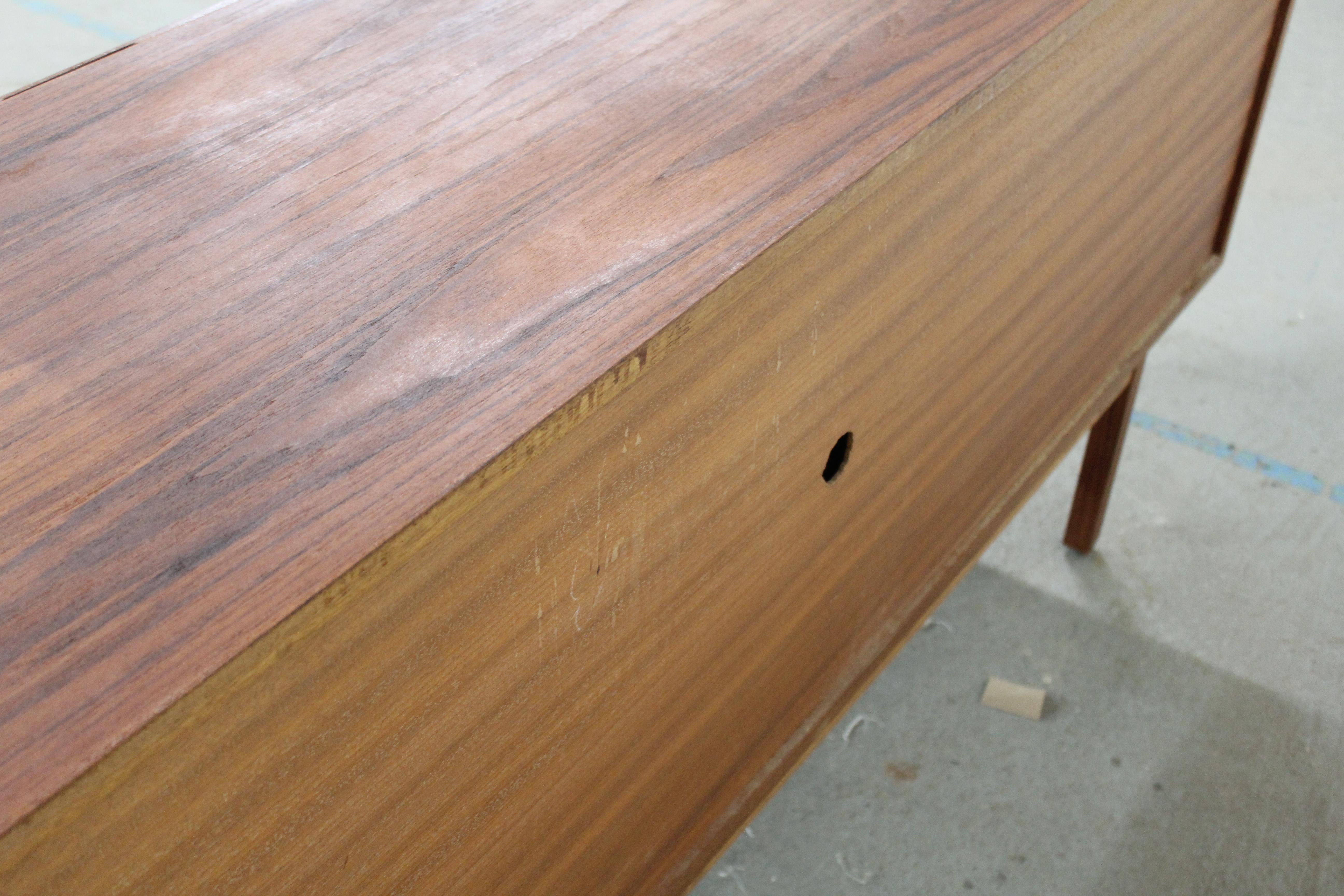 Credenza moderna danese di metà secolo in teak a 3 ante con gambe a matita in vendita 3