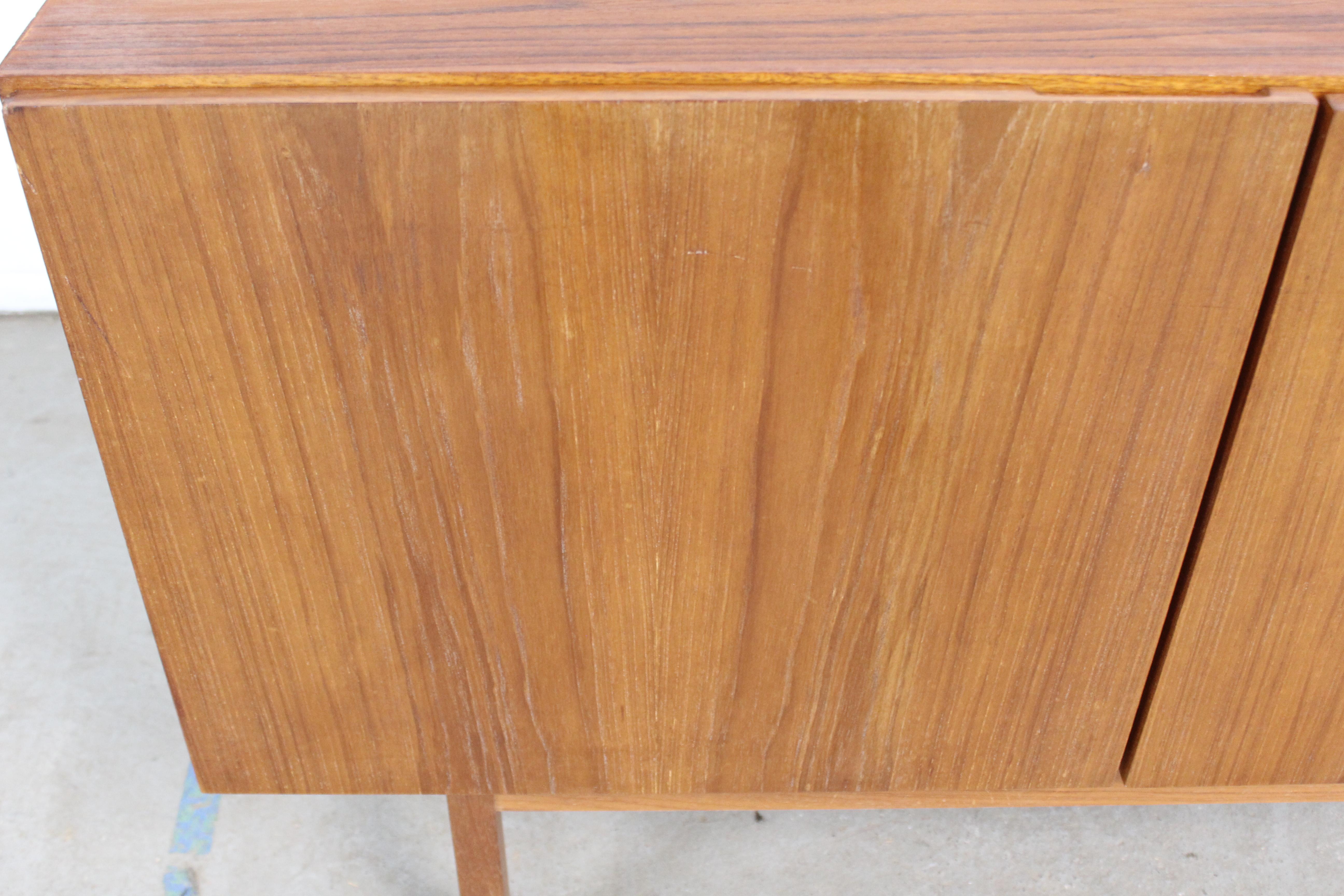 Credenza moderna danese di metà secolo in teak a 3 ante con gambe a matita in vendita 4