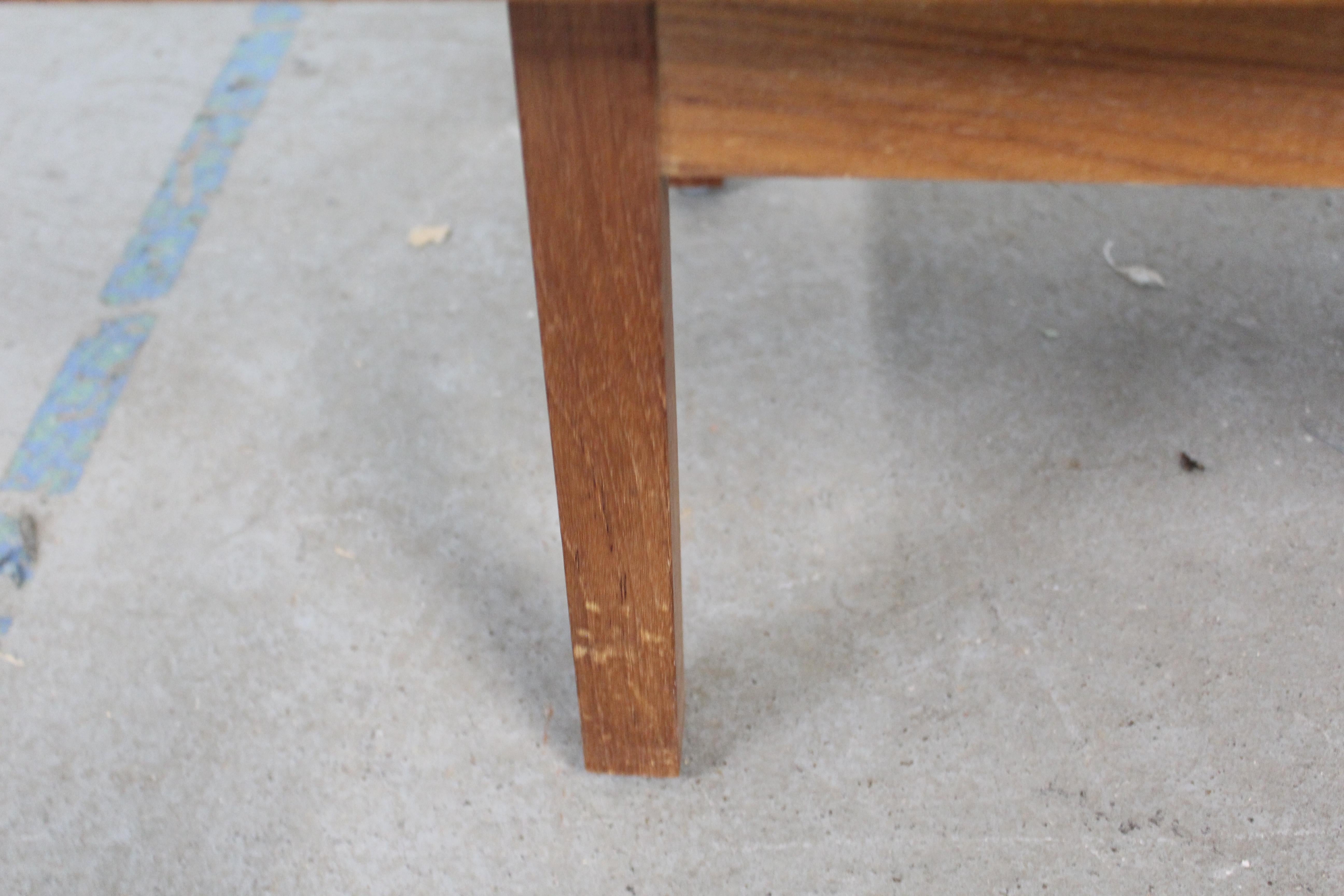 Credenza moderna danese di metà secolo in teak a 3 ante con gambe a matita in vendita 5