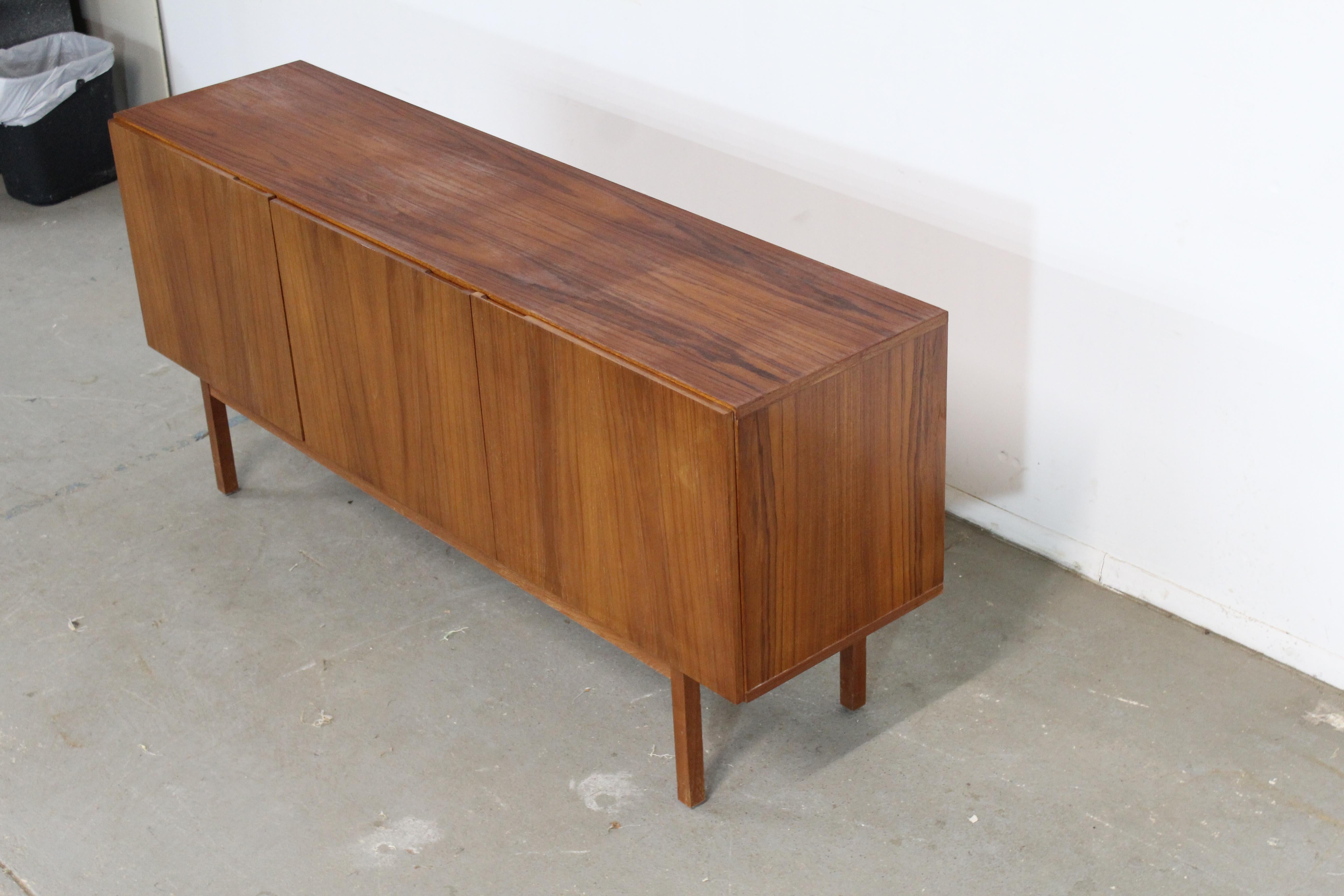 Credenza moderna danese di metà secolo in teak a 3 ante con gambe a matita in vendita 6